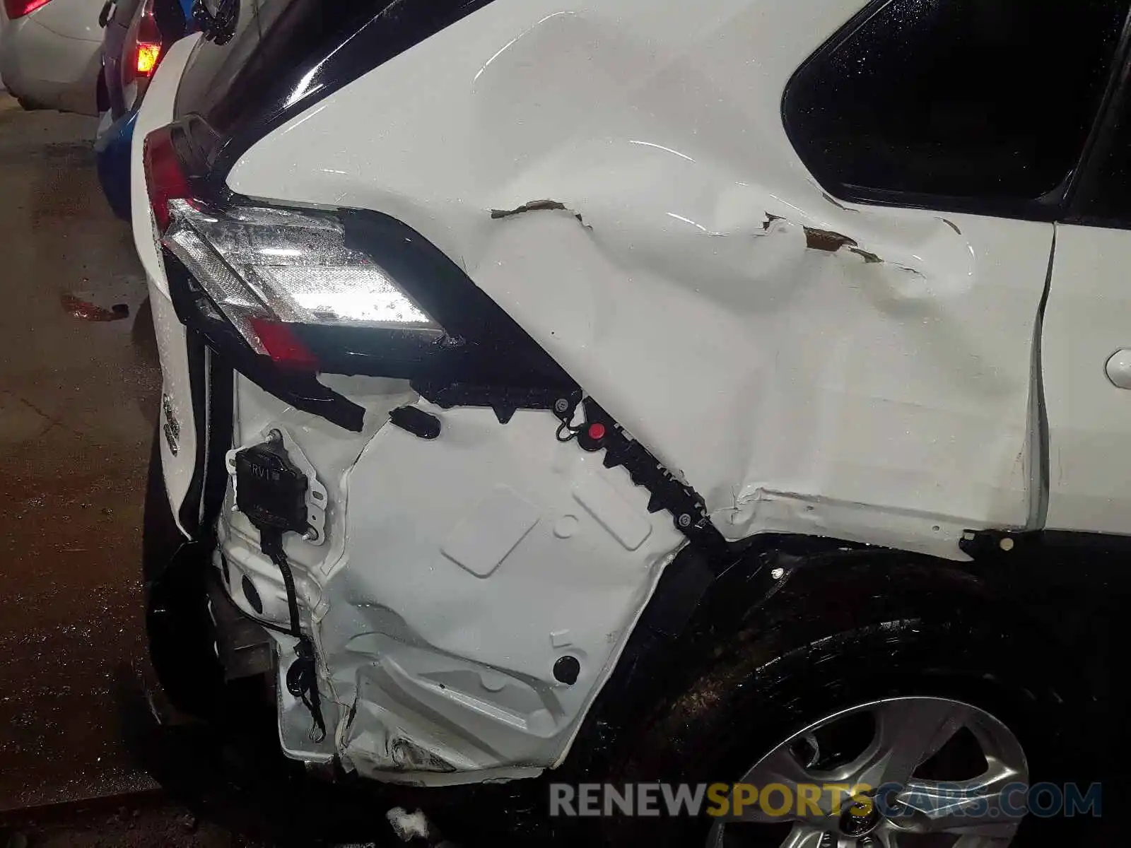 9 Photograph of a damaged car 2T3P1RFV8KC004008 TOYOTA RAV4 XLE 2019