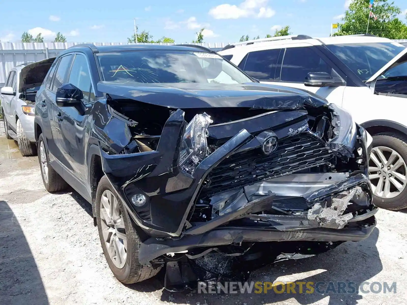 1 Photograph of a damaged car 2T3R1RFV0KW039231 TOYOTA RAV4 XLE 2019