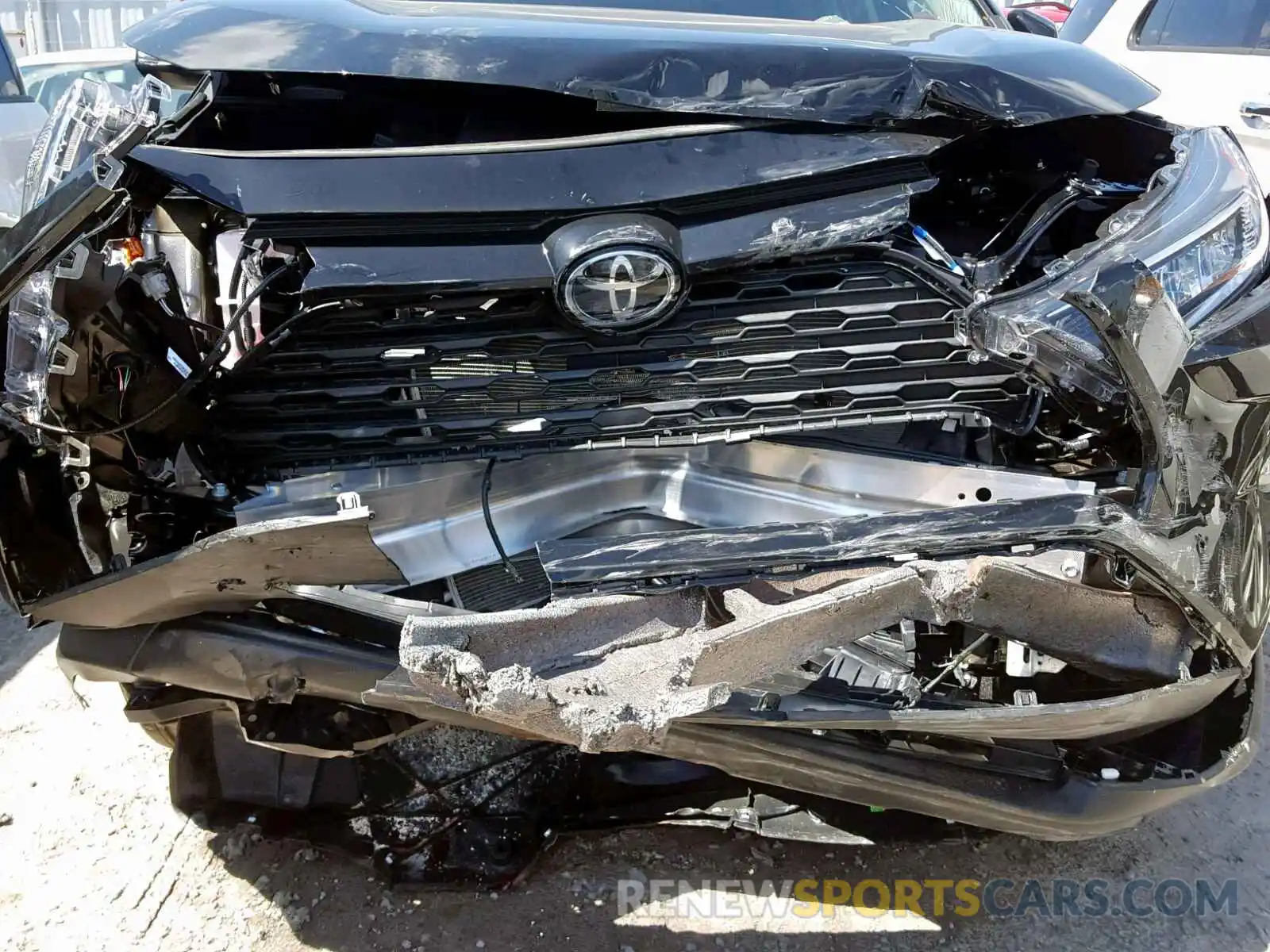 9 Photograph of a damaged car 2T3R1RFV0KW039231 TOYOTA RAV4 XLE 2019