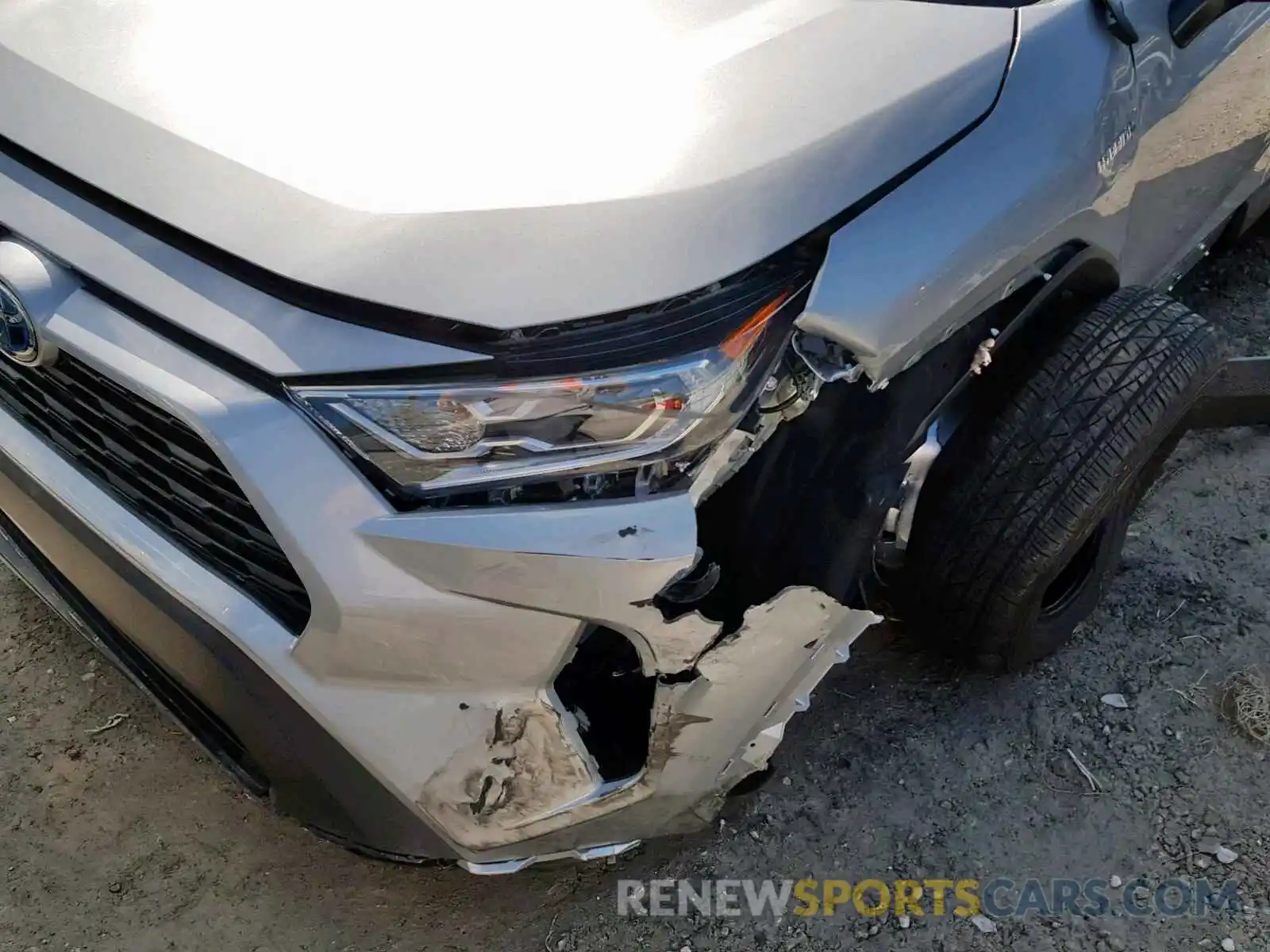 9 Photograph of a damaged car 2T3RWRFV4KW016150 TOYOTA RAV4 XLE 2019