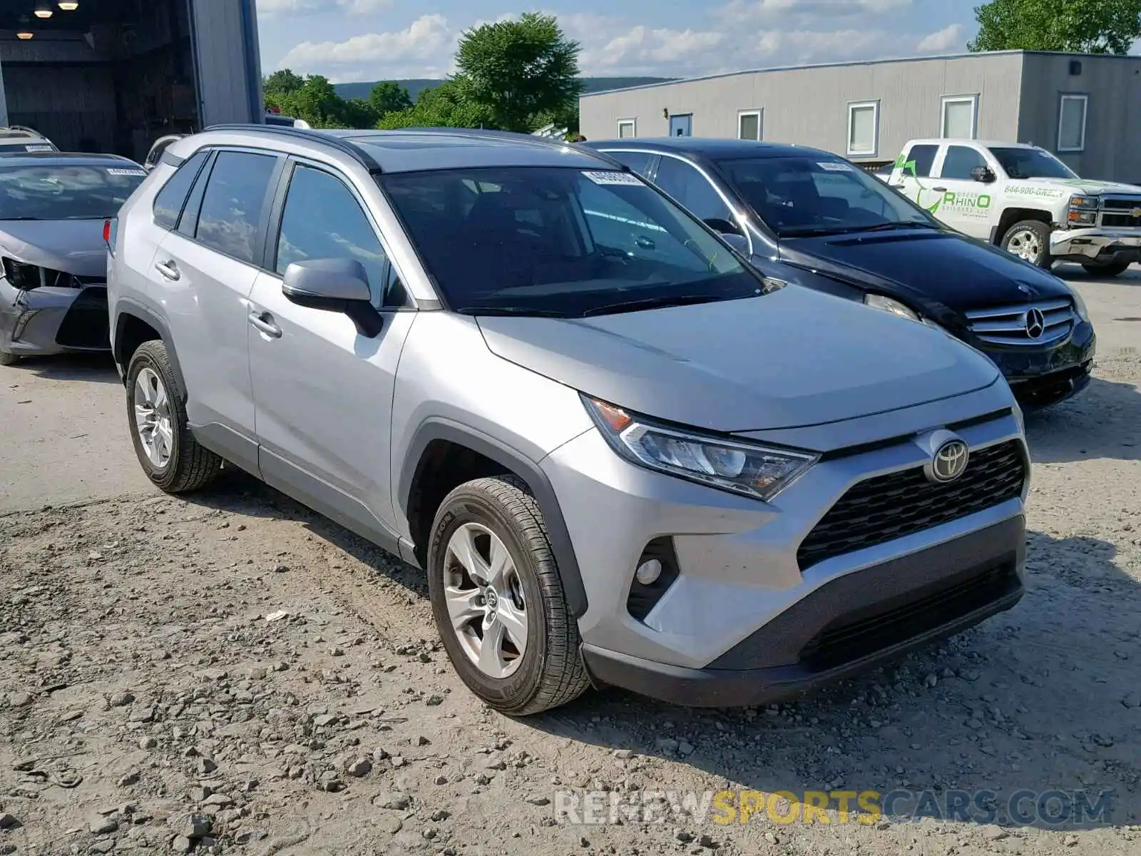 1 Photograph of a damaged car 2T3W1RFV1KW013918 TOYOTA RAV4 XLE 2019