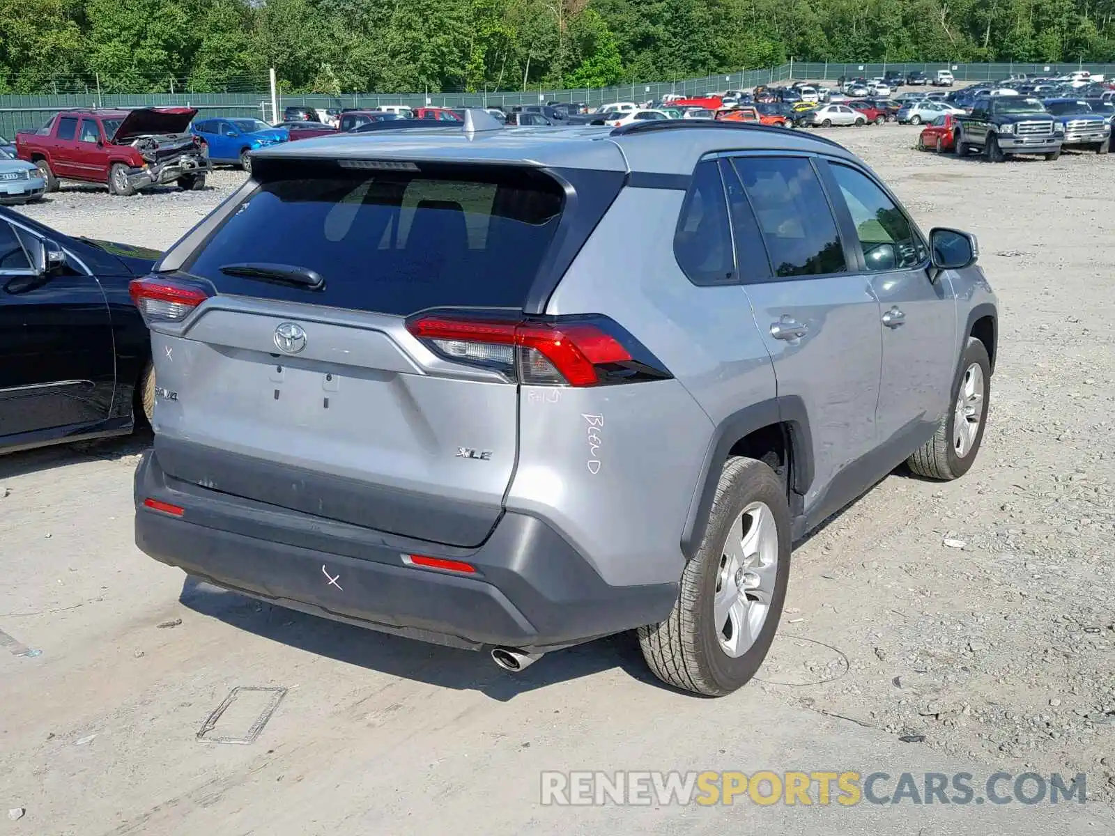 4 Photograph of a damaged car 2T3W1RFV1KW013918 TOYOTA RAV4 XLE 2019