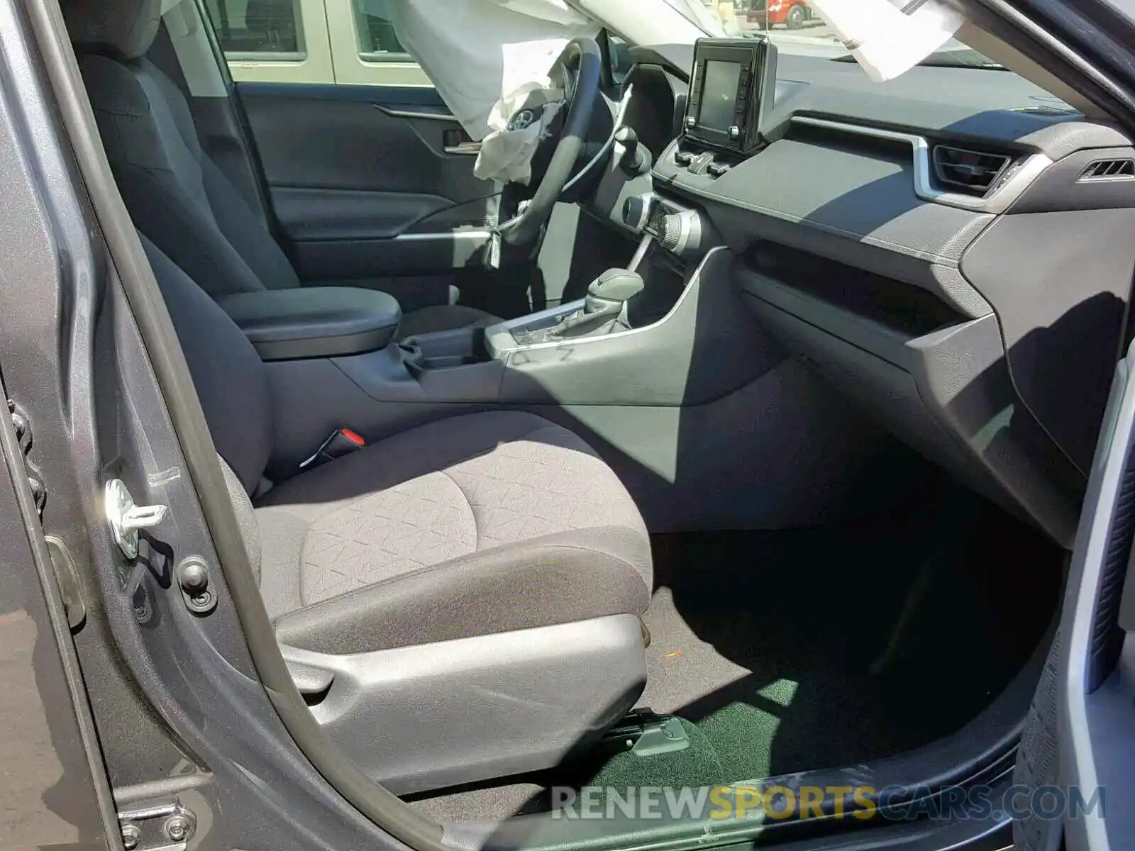 5 Photograph of a damaged car 2T3W1RFV1KW029150 TOYOTA RAV4 XLE 2019