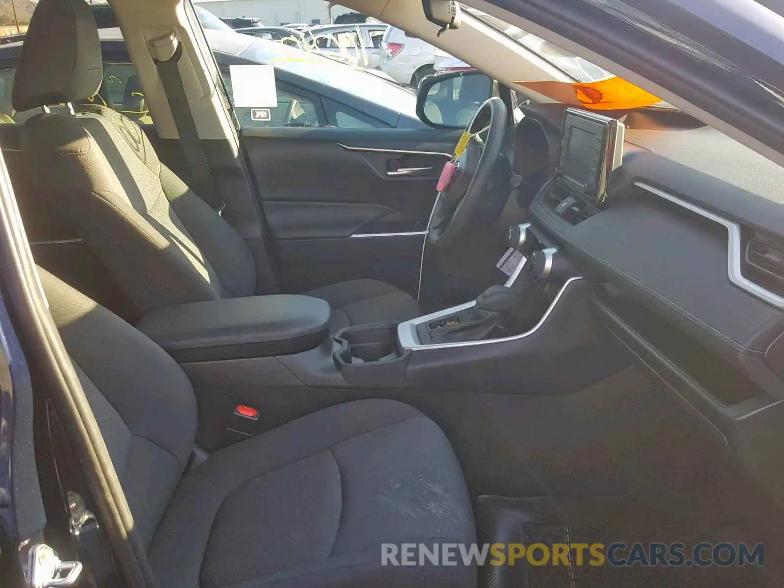 5 Photograph of a damaged car 2T3W1RFV2KW006685 TOYOTA RAV4 XLE 2019