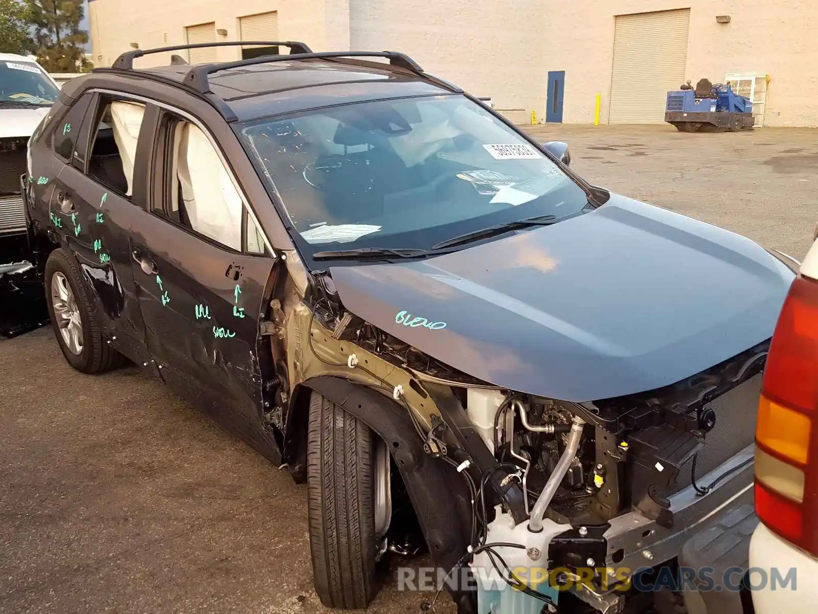 1 Photograph of a damaged car 2T3W1RFV4KC029810 TOYOTA RAV4 XLE 2019