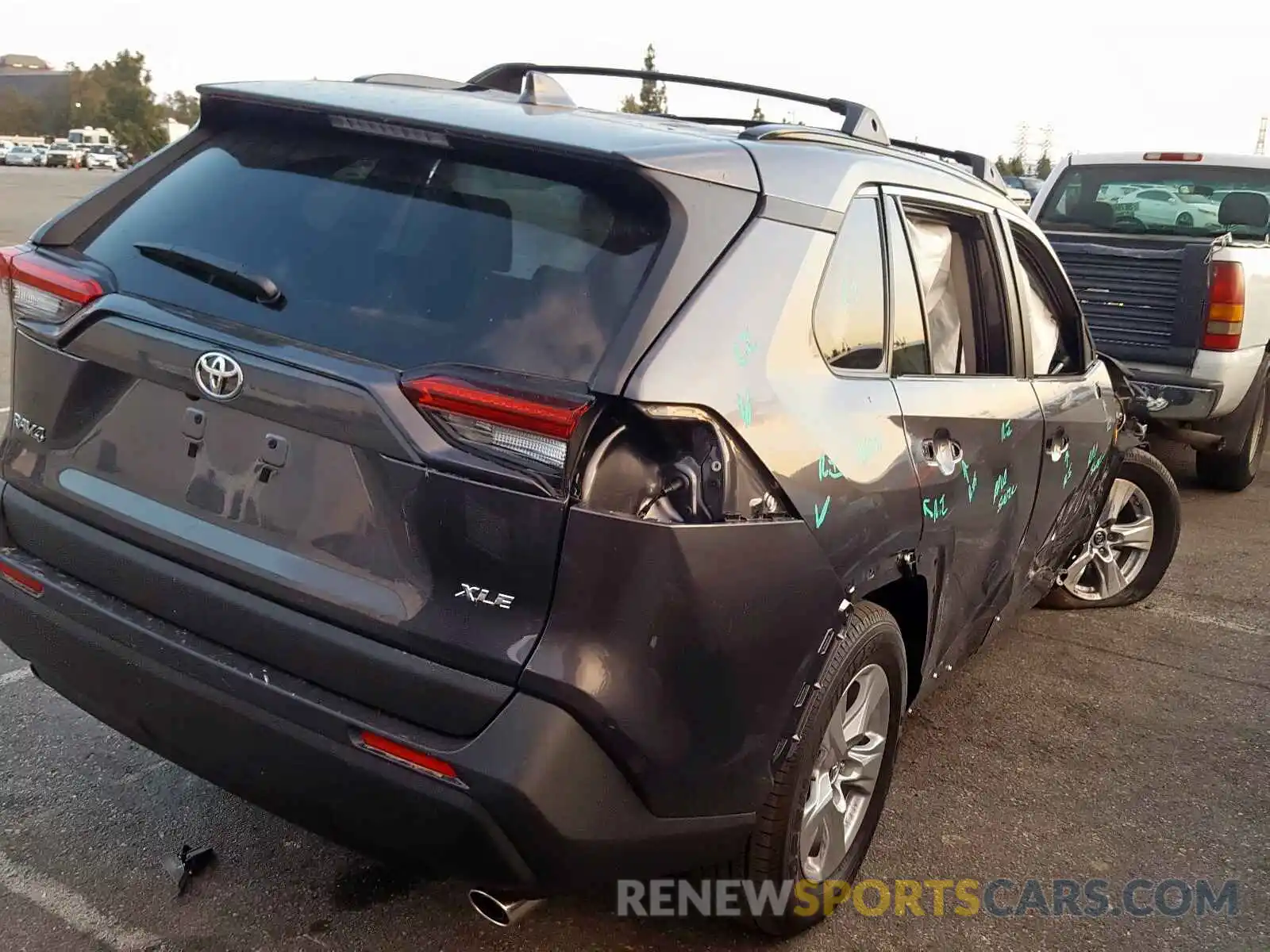 4 Photograph of a damaged car 2T3W1RFV4KC029810 TOYOTA RAV4 XLE 2019