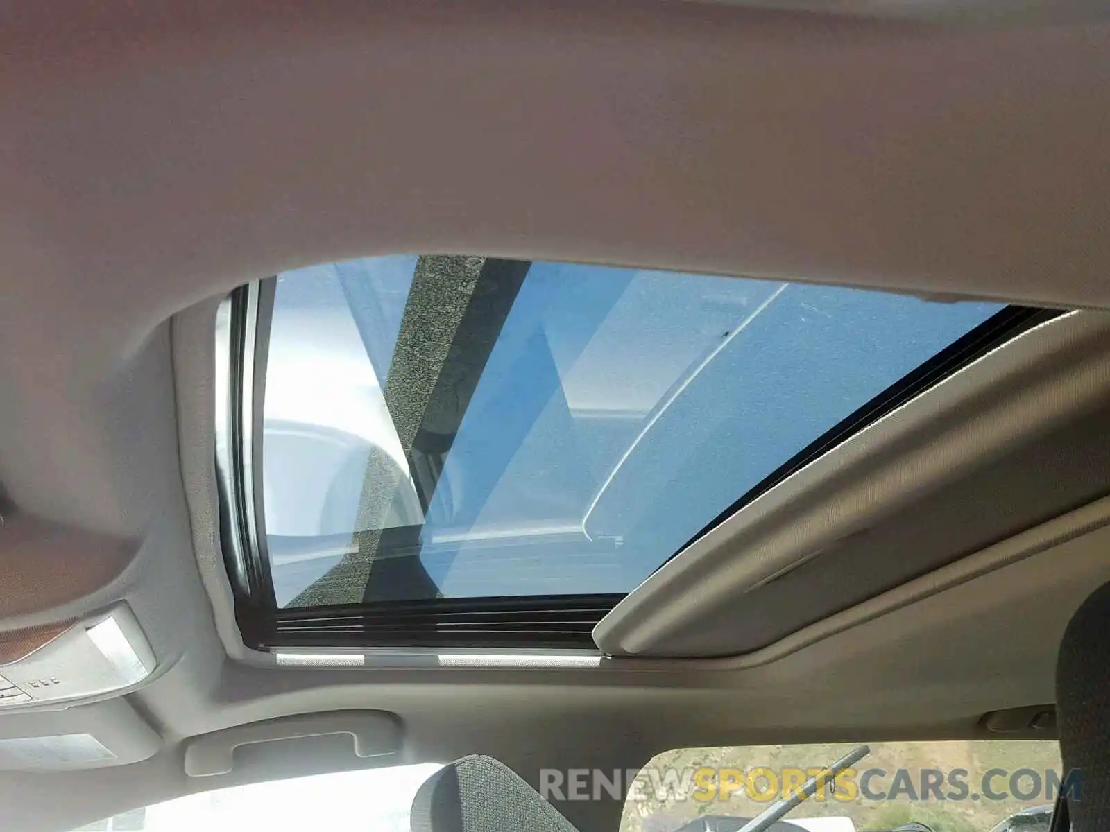 9 Photograph of a damaged car 2T3W1RFV4KW005358 TOYOTA RAV4 XLE 2019