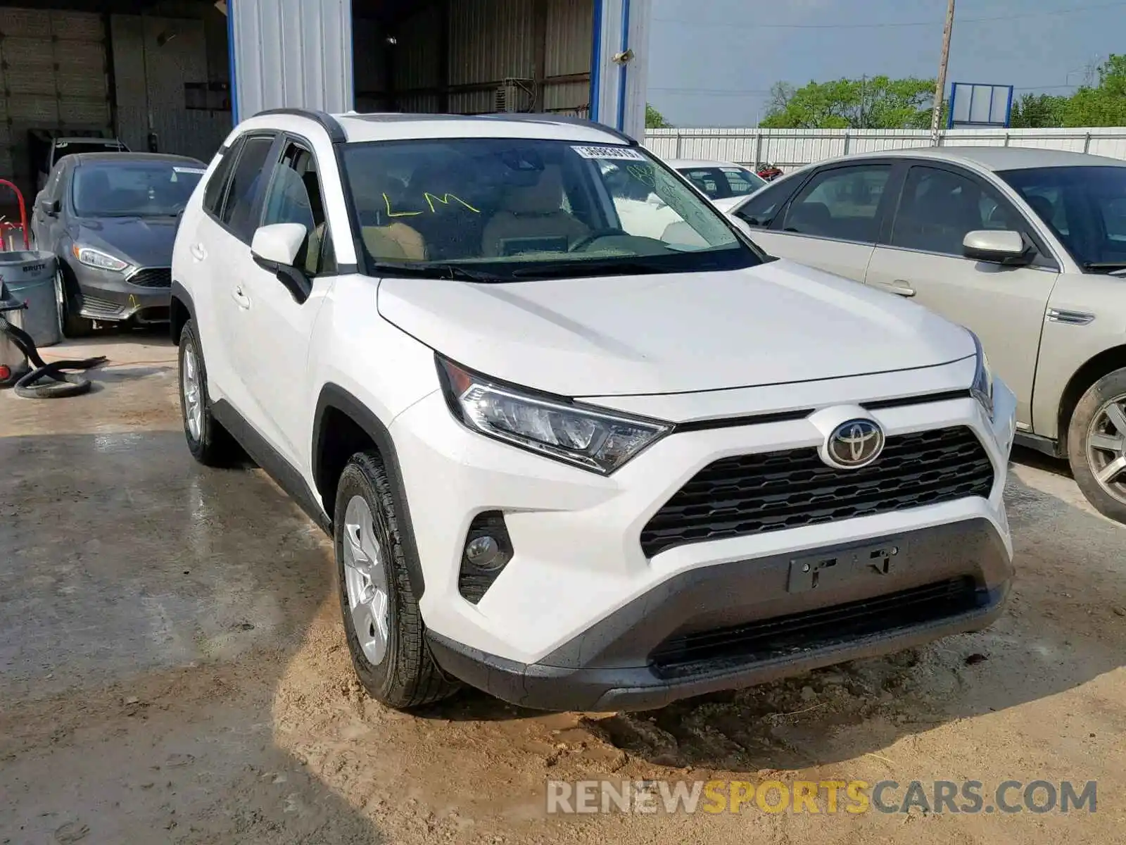 1 Photograph of a damaged car 2T3W1RFV4KW013914 TOYOTA RAV4 XLE 2019