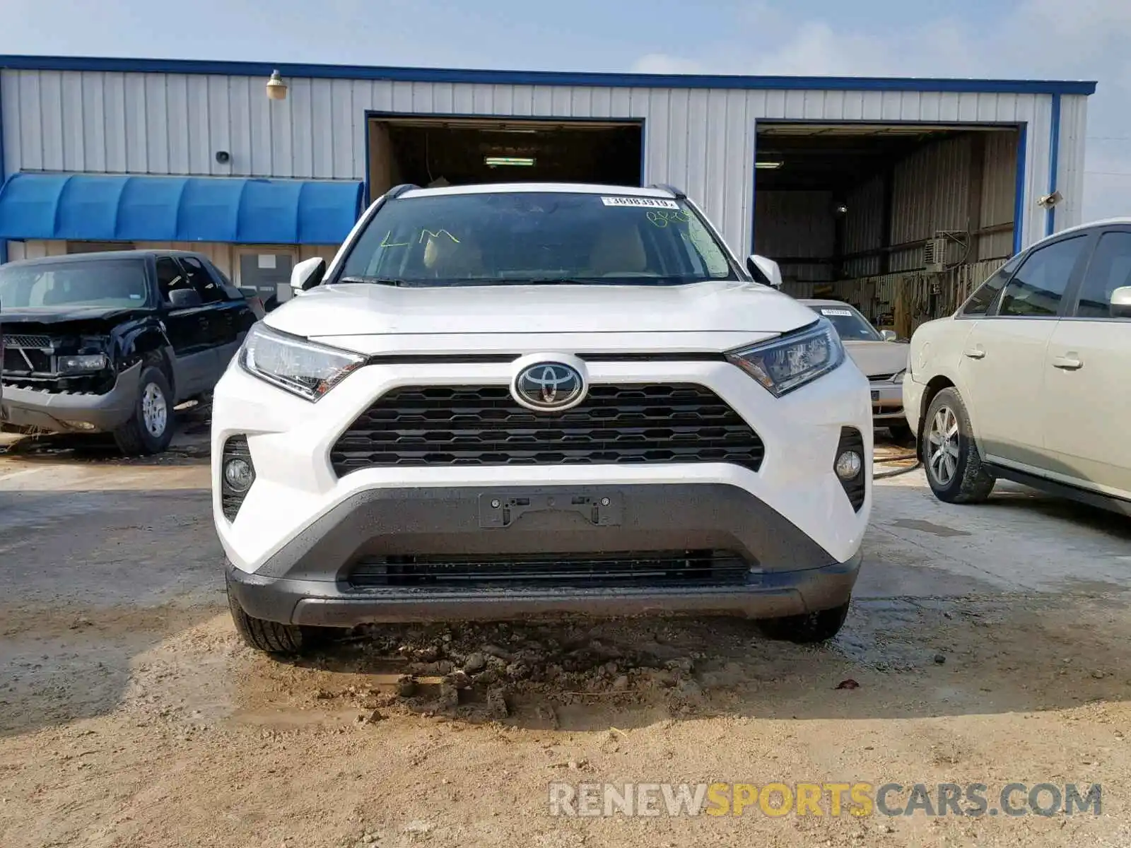 9 Photograph of a damaged car 2T3W1RFV4KW013914 TOYOTA RAV4 XLE 2019