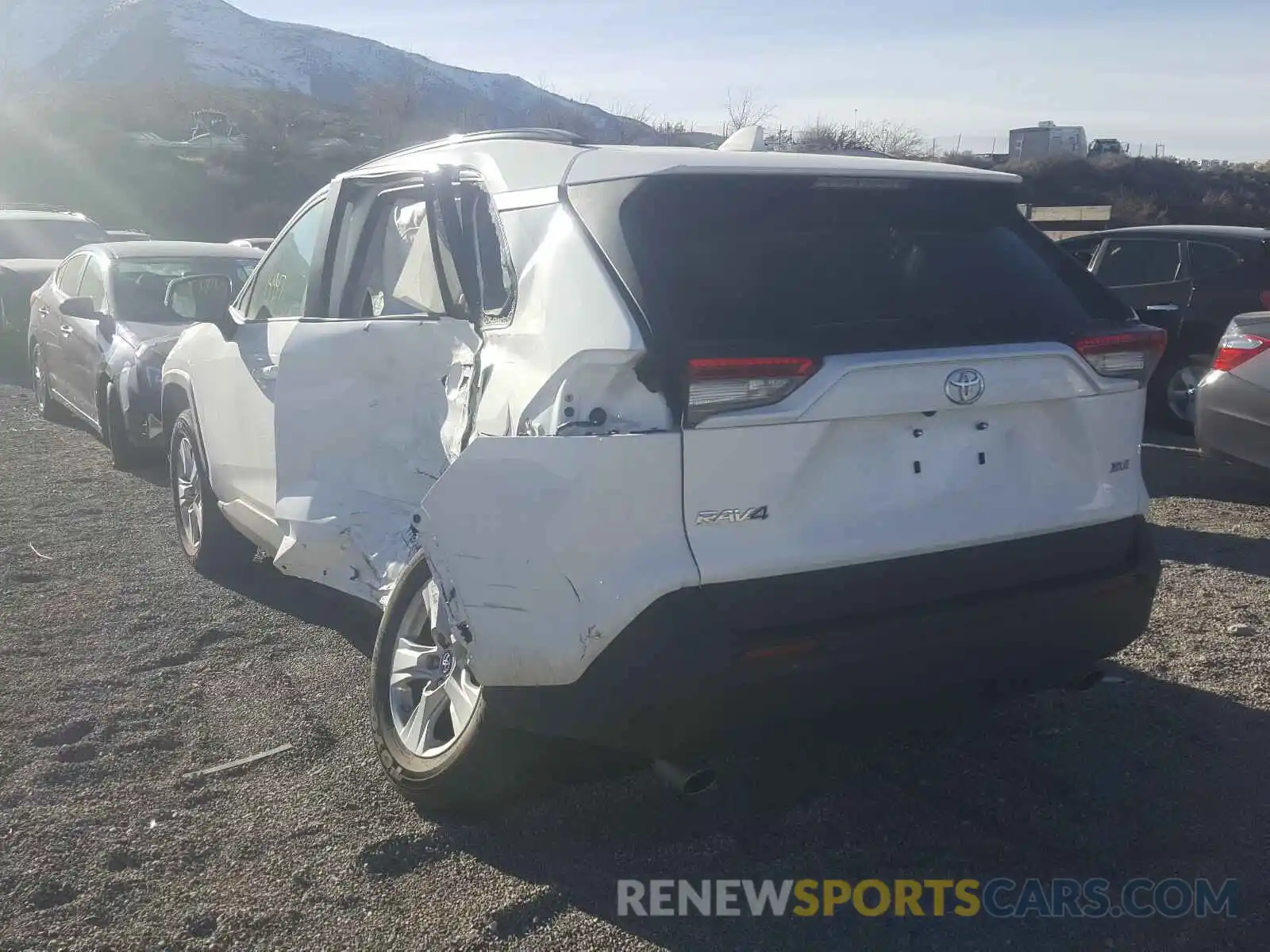 3 Photograph of a damaged car 2T3W1RFV5KW033430 TOYOTA RAV4 XLE 2019