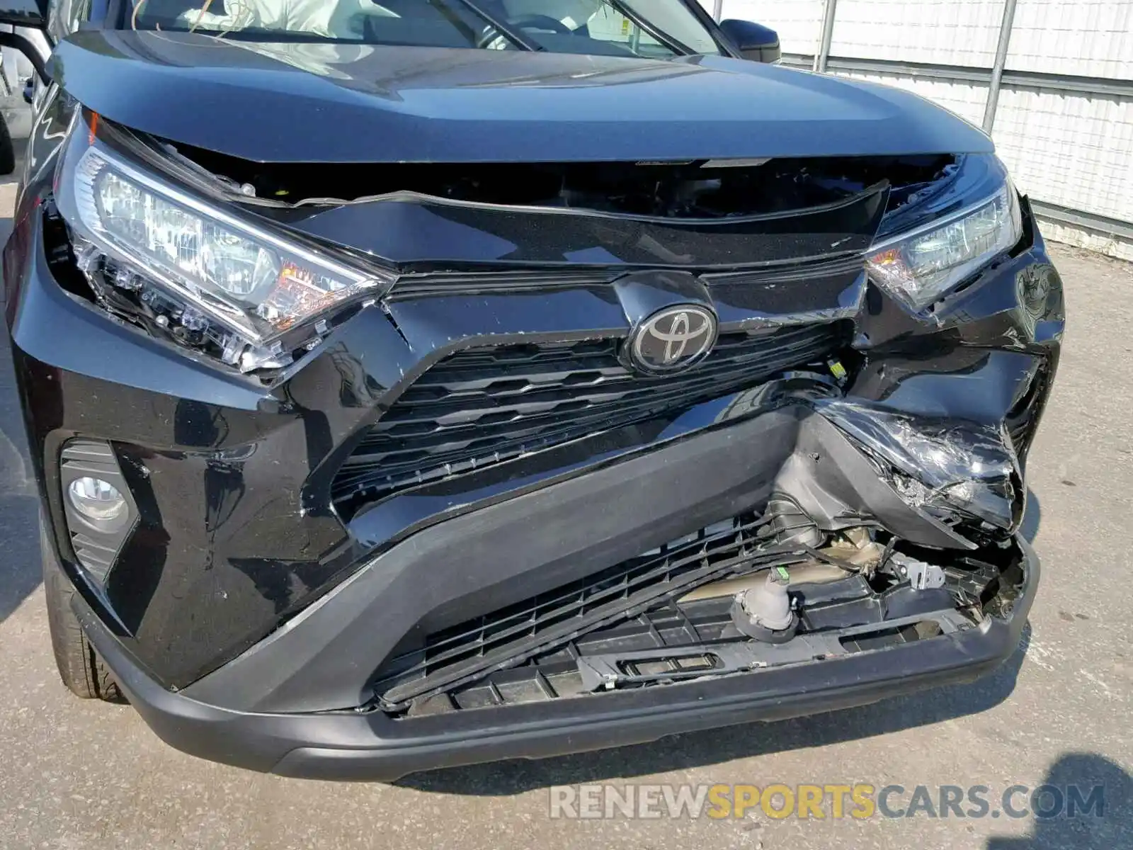 9 Photograph of a damaged car 2T3W1RFV6KW006138 TOYOTA RAV4 XLE 2019