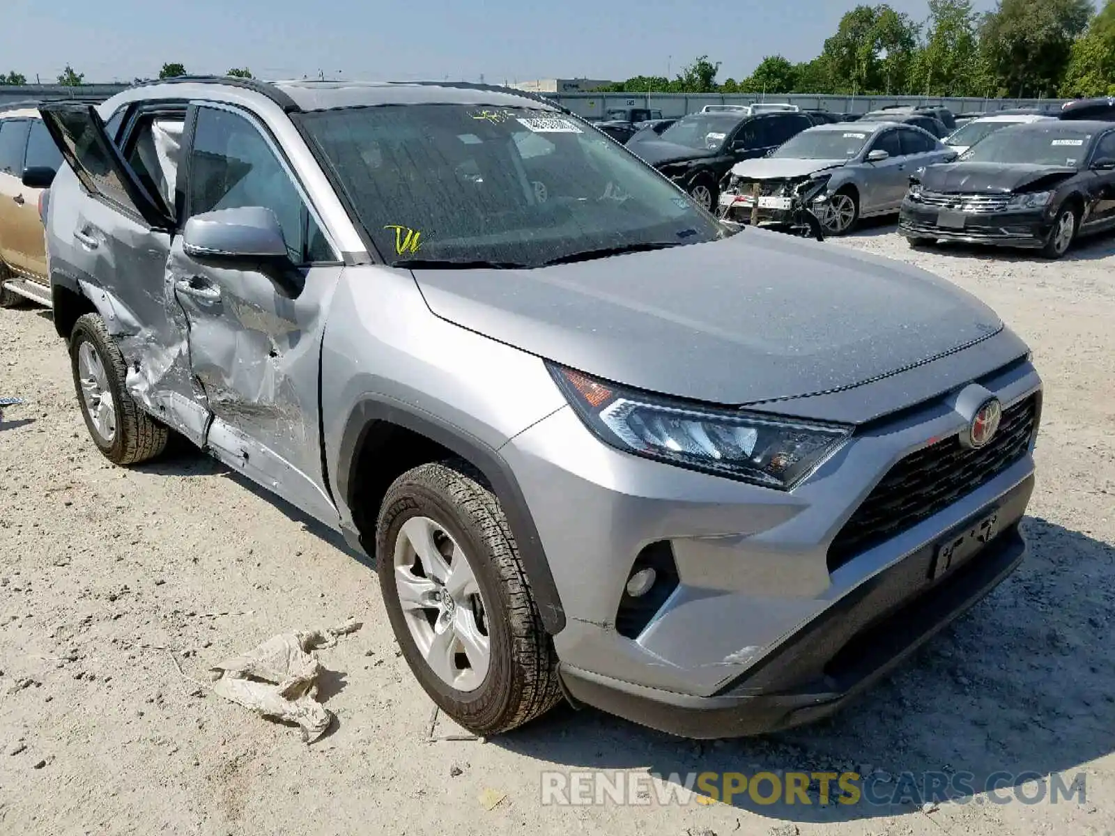 1 Photograph of a damaged car 2T3W1RFV6KW010335 TOYOTA RAV4 XLE 2019