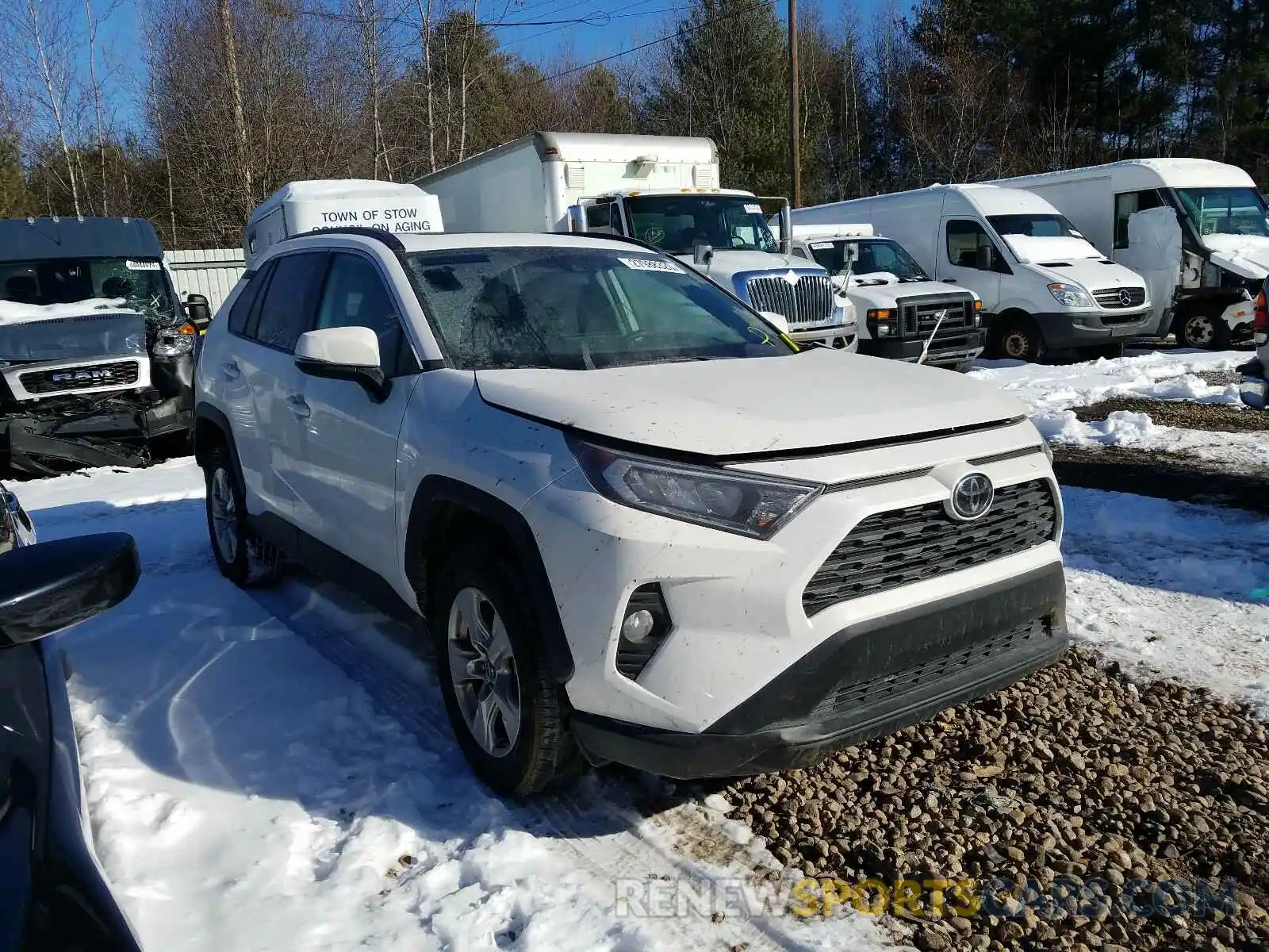 1 Photograph of a damaged car 2T3W1RFV6KW015020 TOYOTA RAV4 XLE 2019