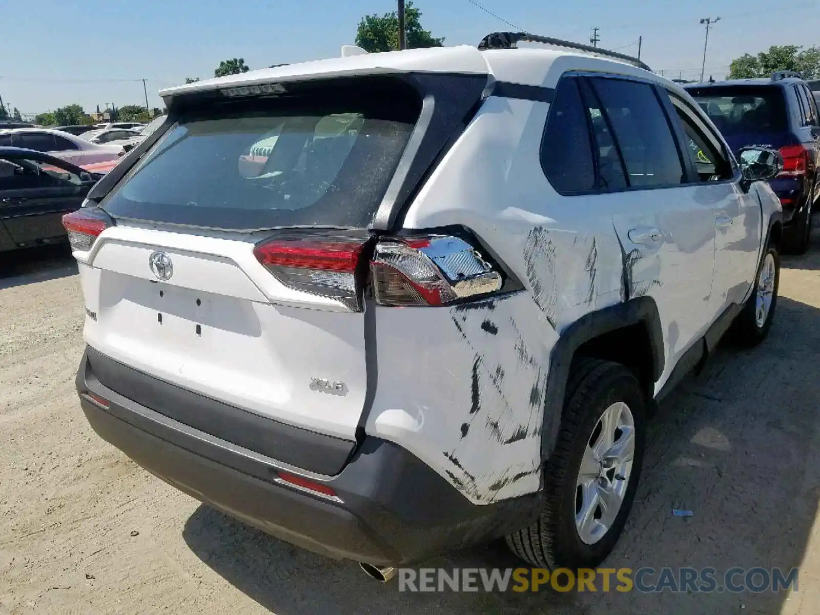 4 Photograph of a damaged car 2T3W1RFV6KW016636 TOYOTA RAV4 XLE 2019