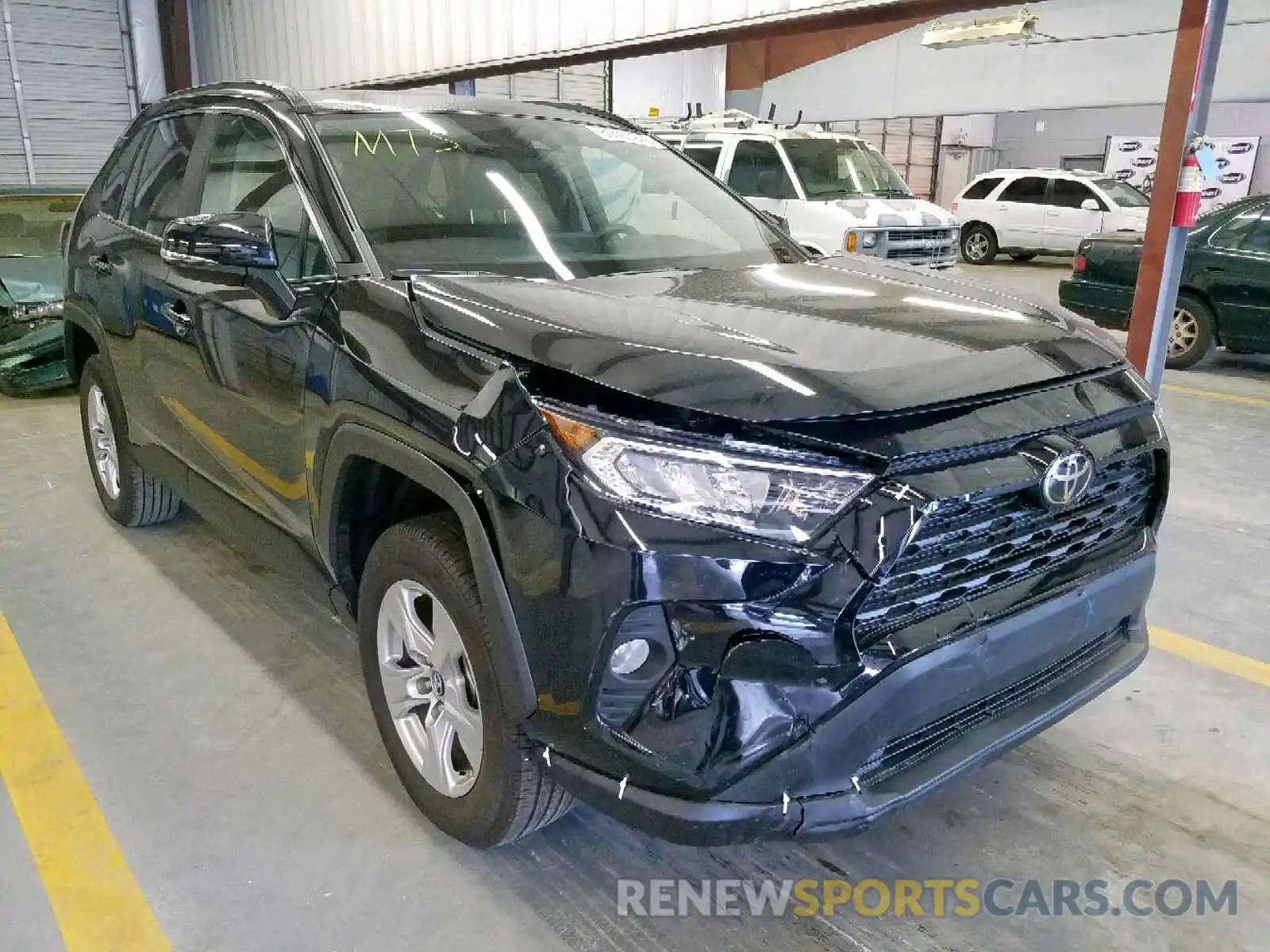 1 Photograph of a damaged car 2T3W1RFV9KW026738 TOYOTA RAV4 XLE 2019