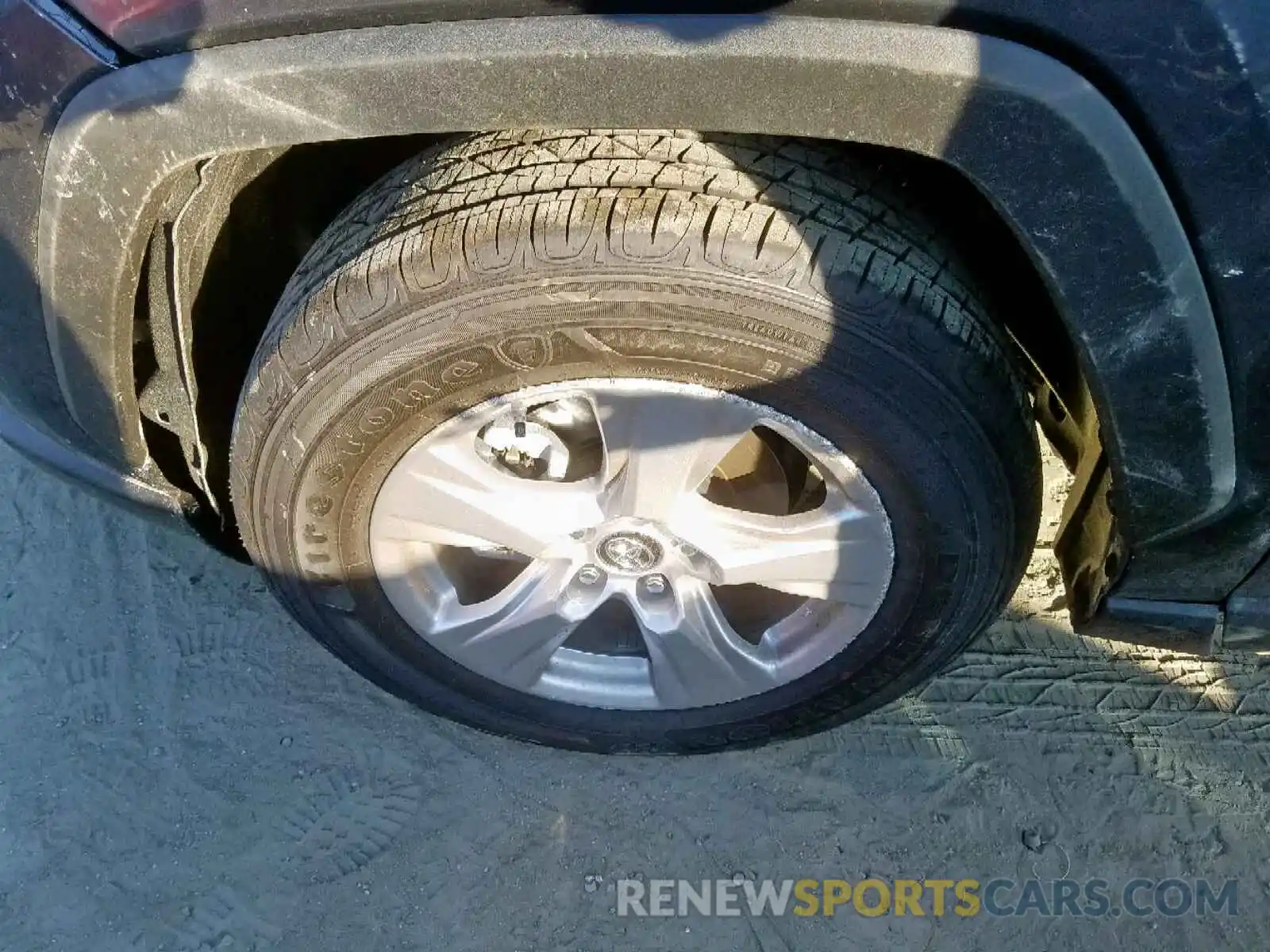 8 Photograph of a damaged car 2T3W1RFV9KW048481 TOYOTA RAV4 XLE 2019