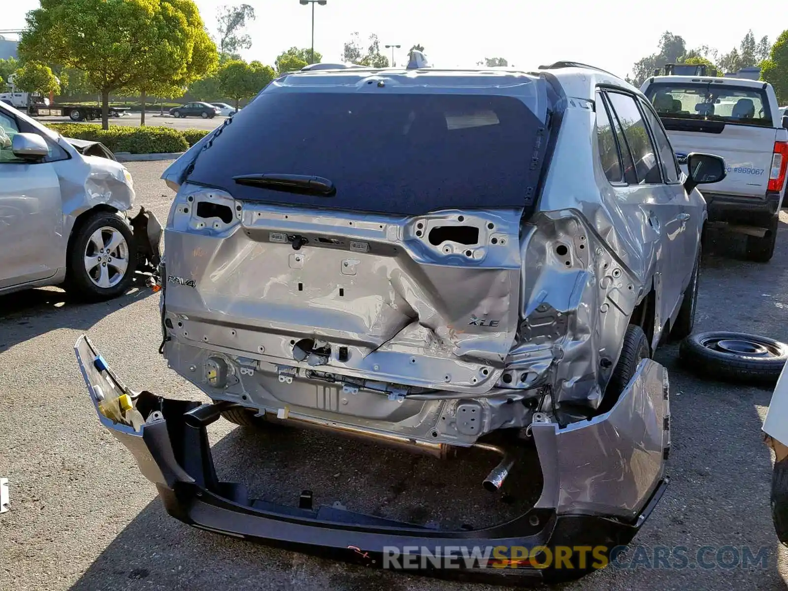 4 Photograph of a damaged car 2T3W1RFVXKW042575 TOYOTA RAV4 XLE 2019