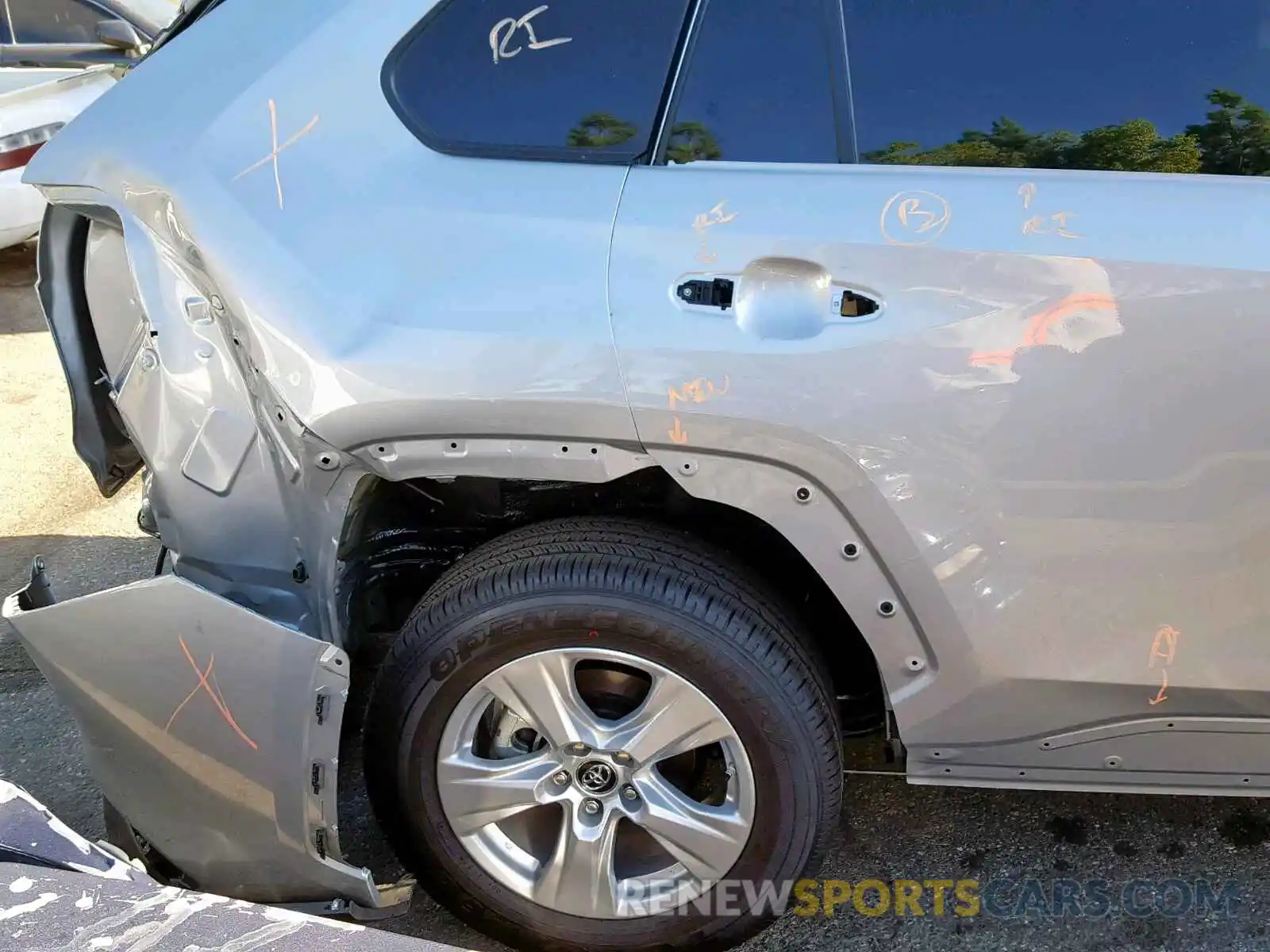 9 Photograph of a damaged car 2T3W1RFVXKW042575 TOYOTA RAV4 XLE 2019