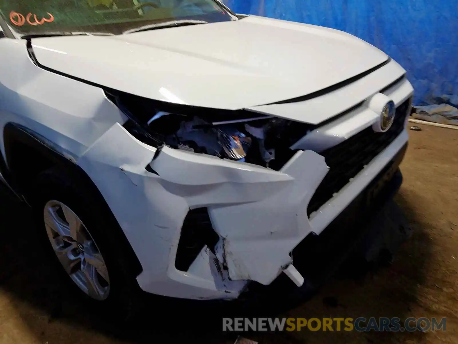 9 Photograph of a damaged car JTMP1RFV0KD507060 TOYOTA RAV4 XLE 2019