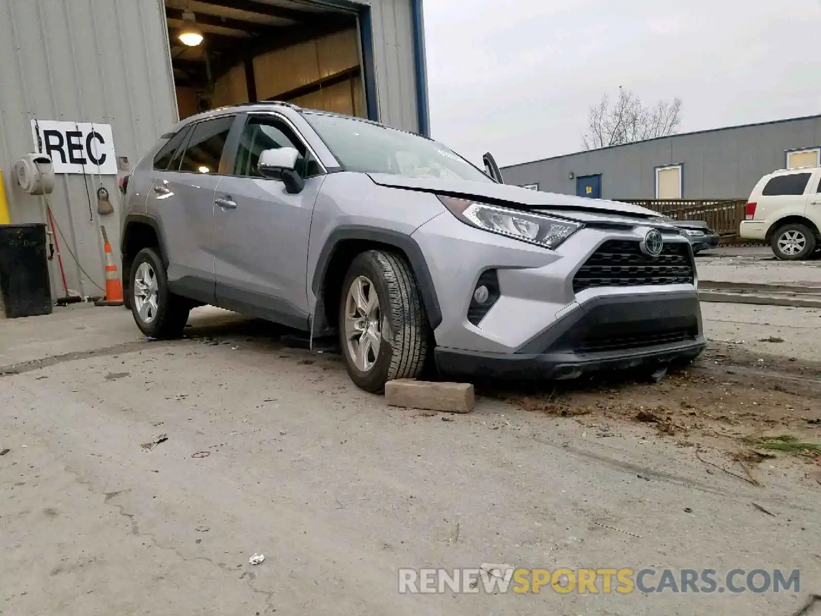 1 Photograph of a damaged car JTMP1RFV8KD031821 TOYOTA RAV4 XLE 2019