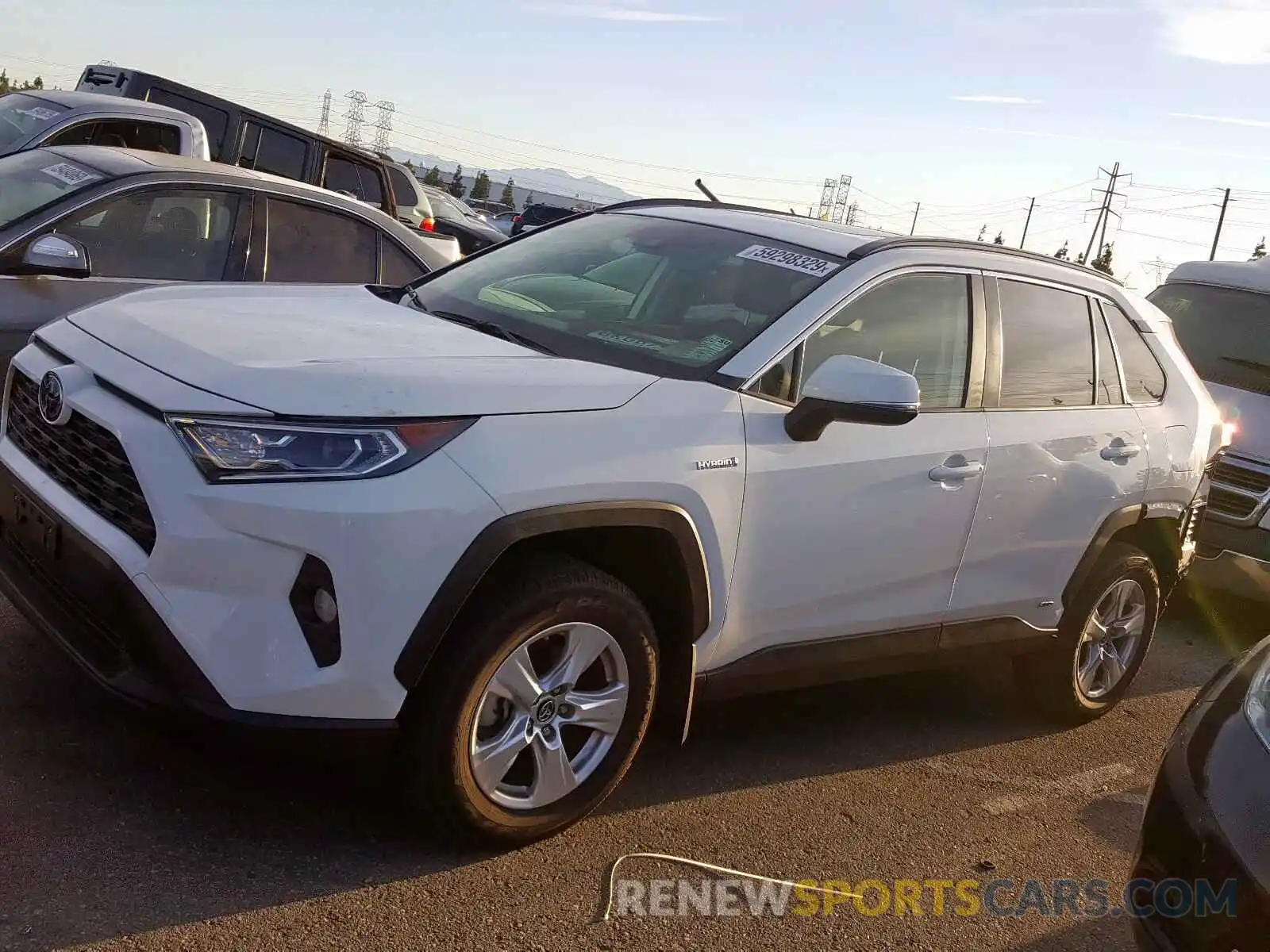 2 Фотография поврежденного автомобиля JTMRWRFV9KD004590 TOYOTA RAV4 XLE 2019