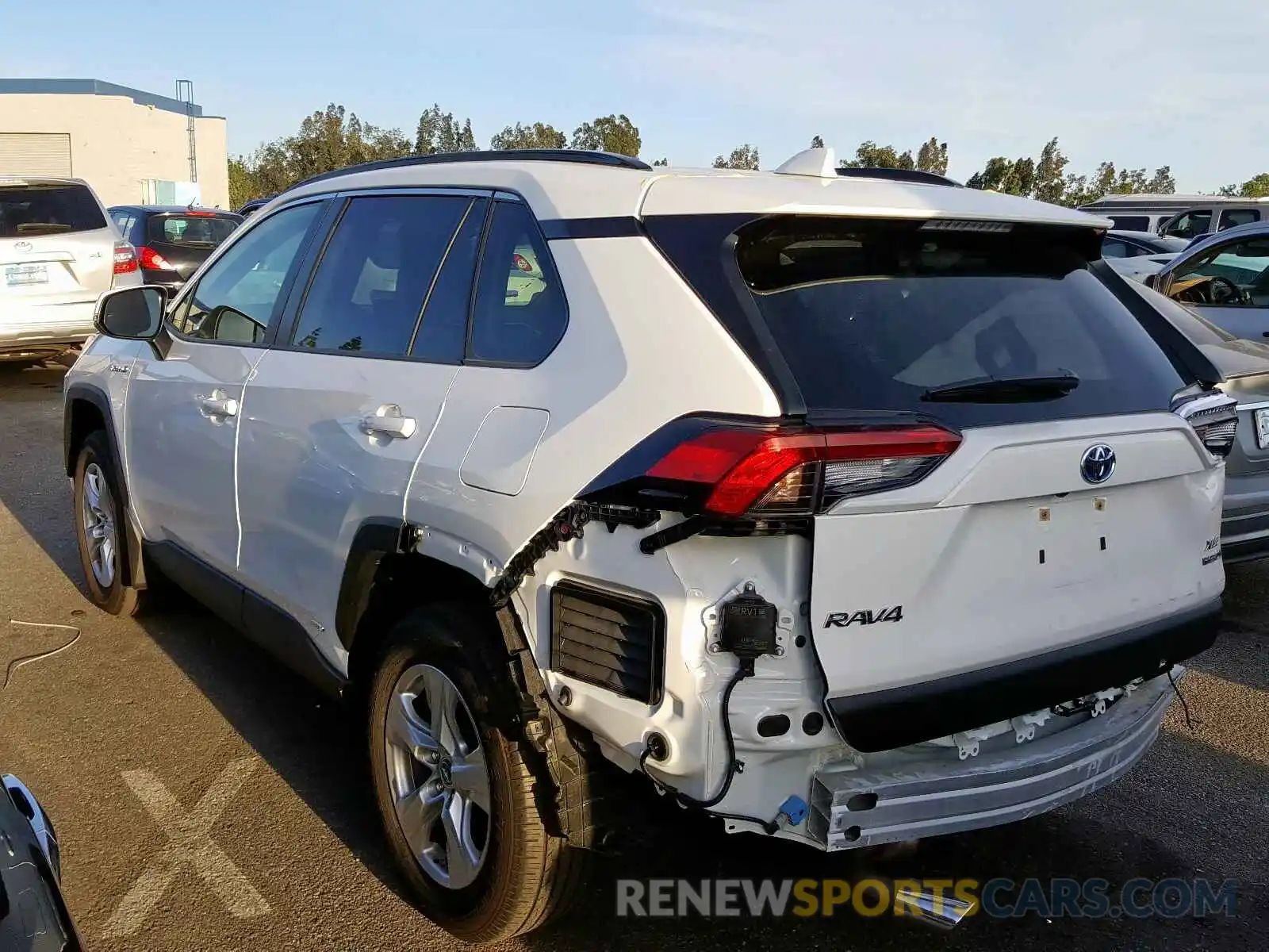 3 Фотография поврежденного автомобиля JTMRWRFV9KD004590 TOYOTA RAV4 XLE 2019