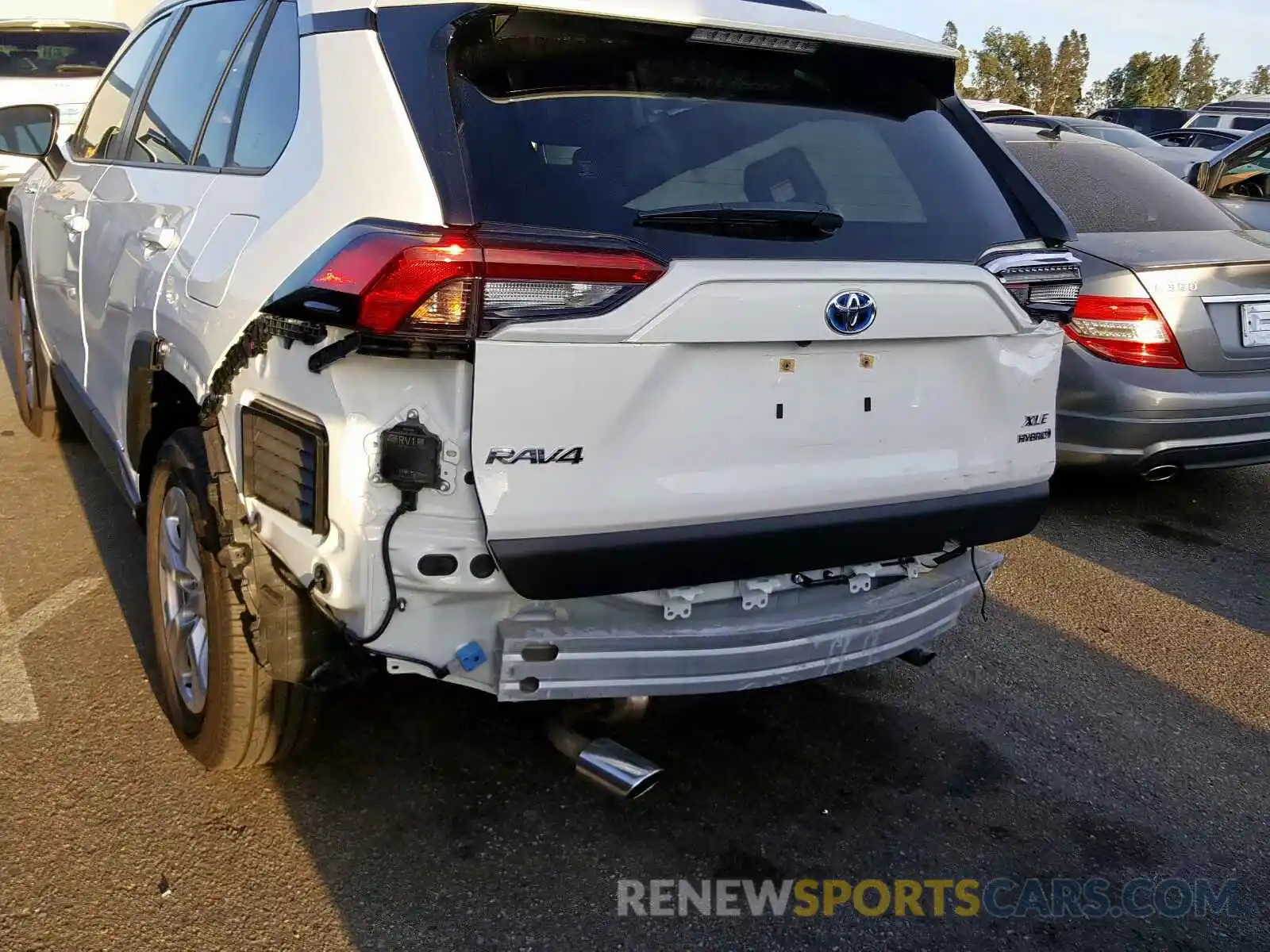 9 Photograph of a damaged car JTMRWRFV9KD004590 TOYOTA RAV4 XLE 2019