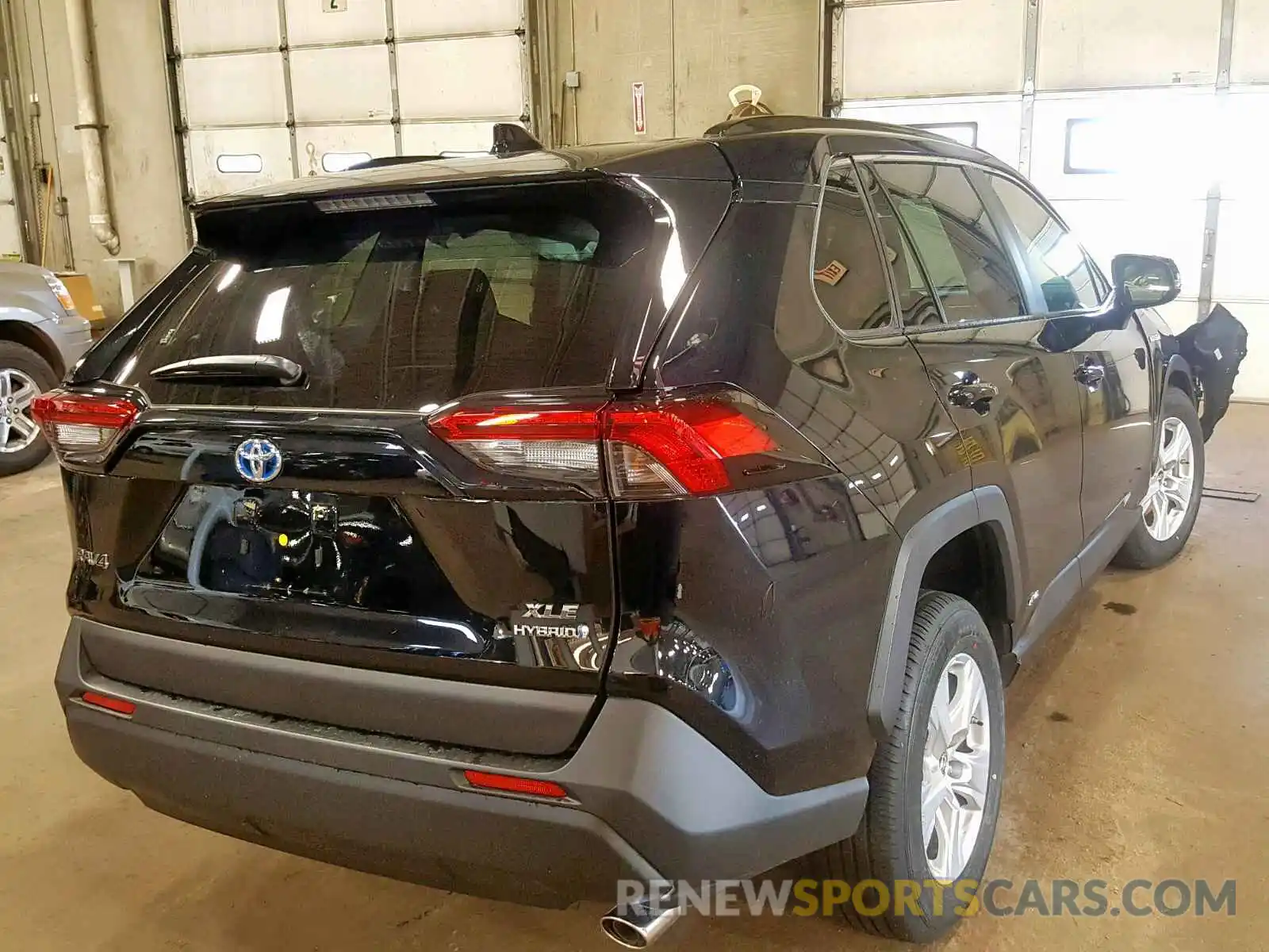 4 Фотография поврежденного автомобиля JTMRWRFV9KD010499 TOYOTA RAV4 XLE 2019