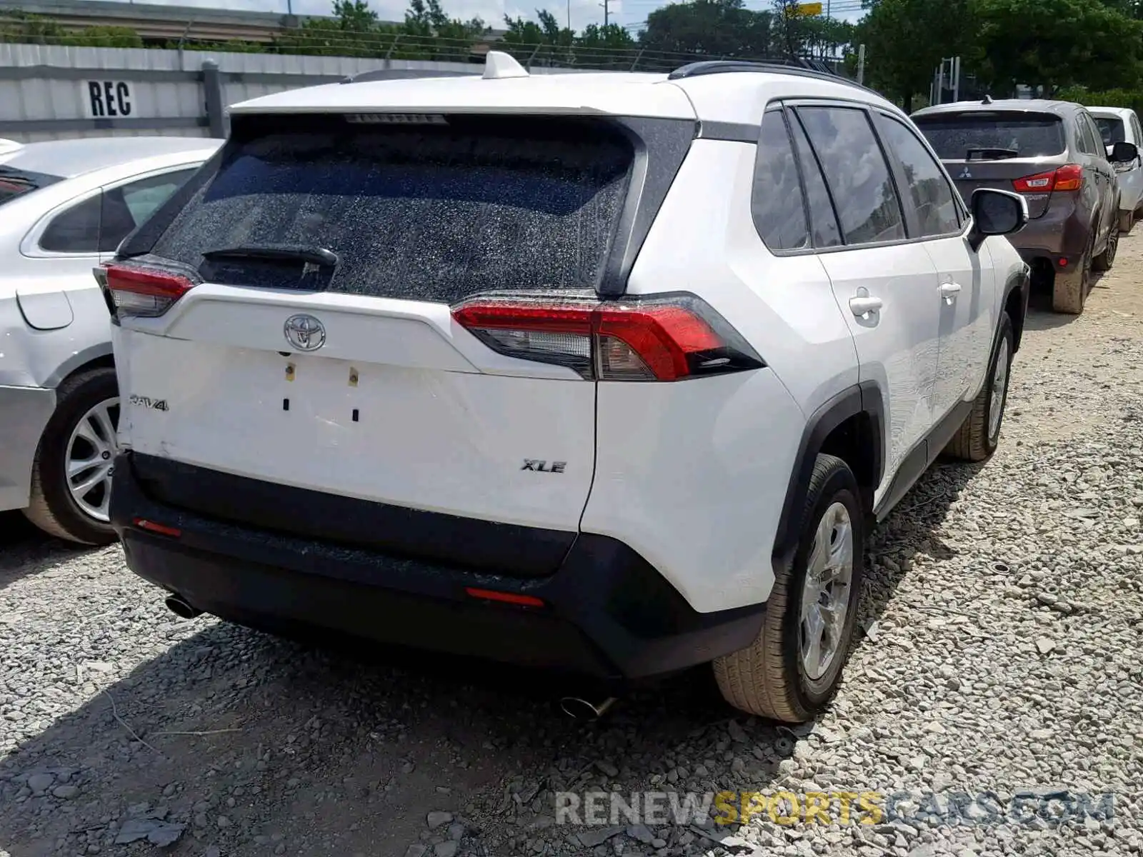 4 Photograph of a damaged car JTMW1RFV0KJ001371 TOYOTA RAV4 XLE 2019