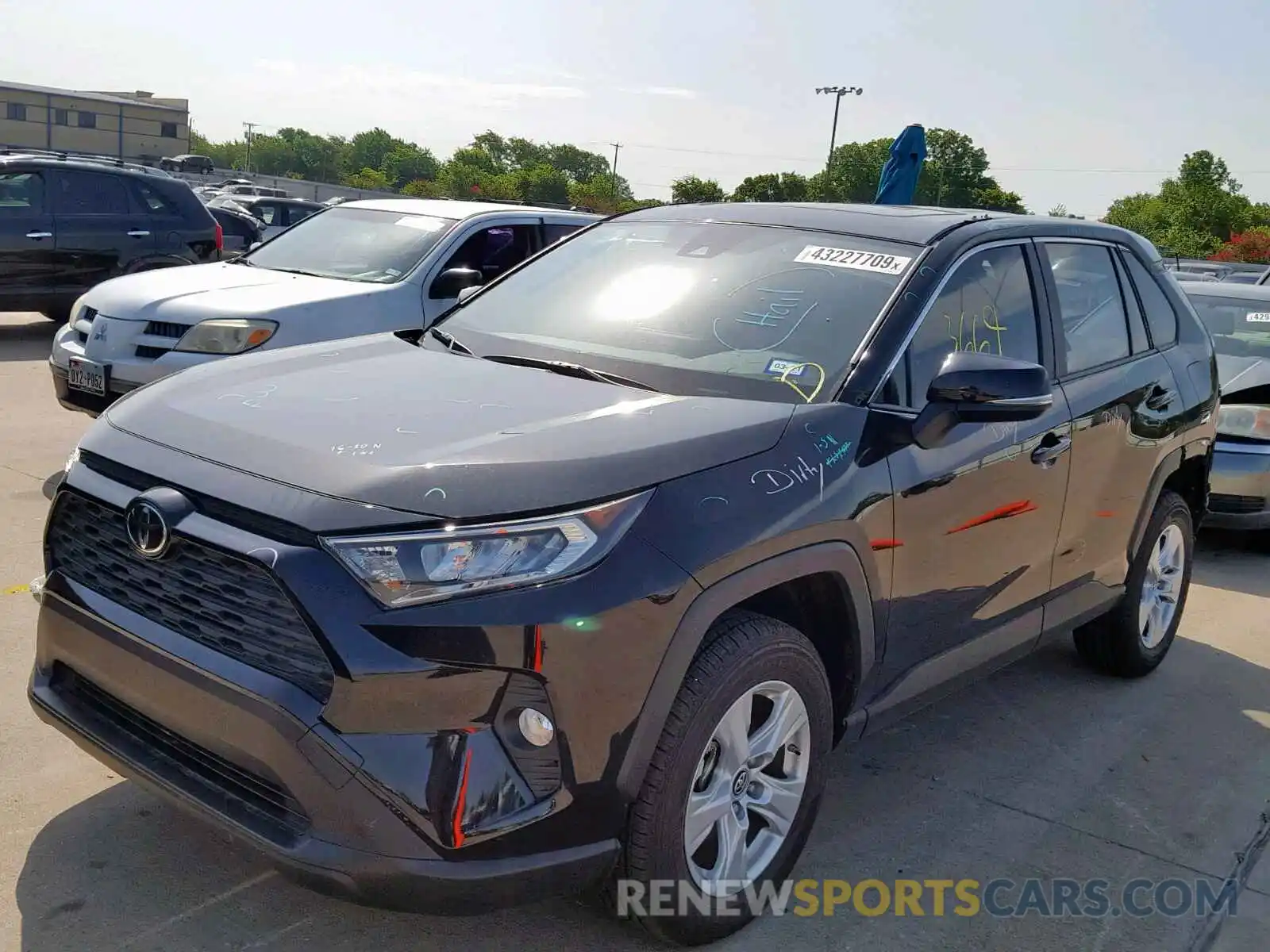 2 Фотография поврежденного автомобиля JTMW1RFV4KD007978 TOYOTA RAV4 XLE 2019