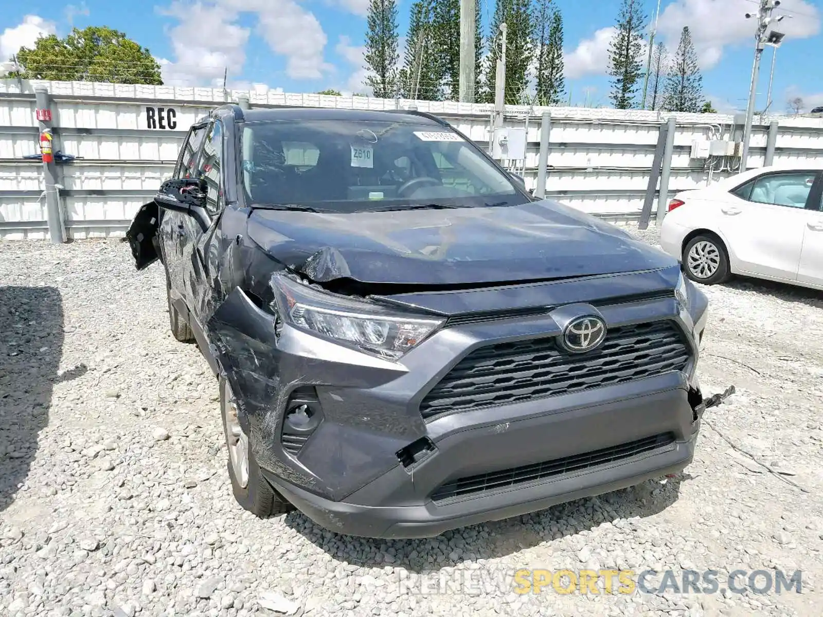 1 Фотография поврежденного автомобиля JTMW1RFV5KD504683 TOYOTA RAV4 XLE 2019