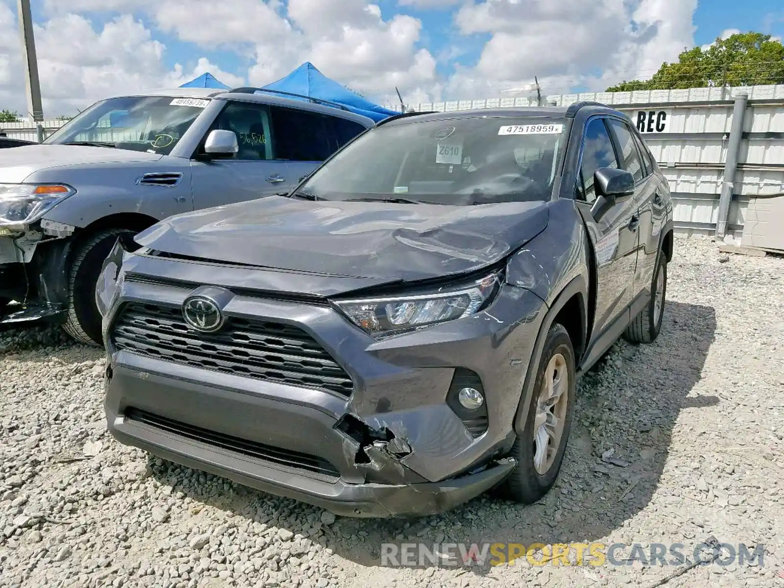 2 Фотография поврежденного автомобиля JTMW1RFV5KD504683 TOYOTA RAV4 XLE 2019