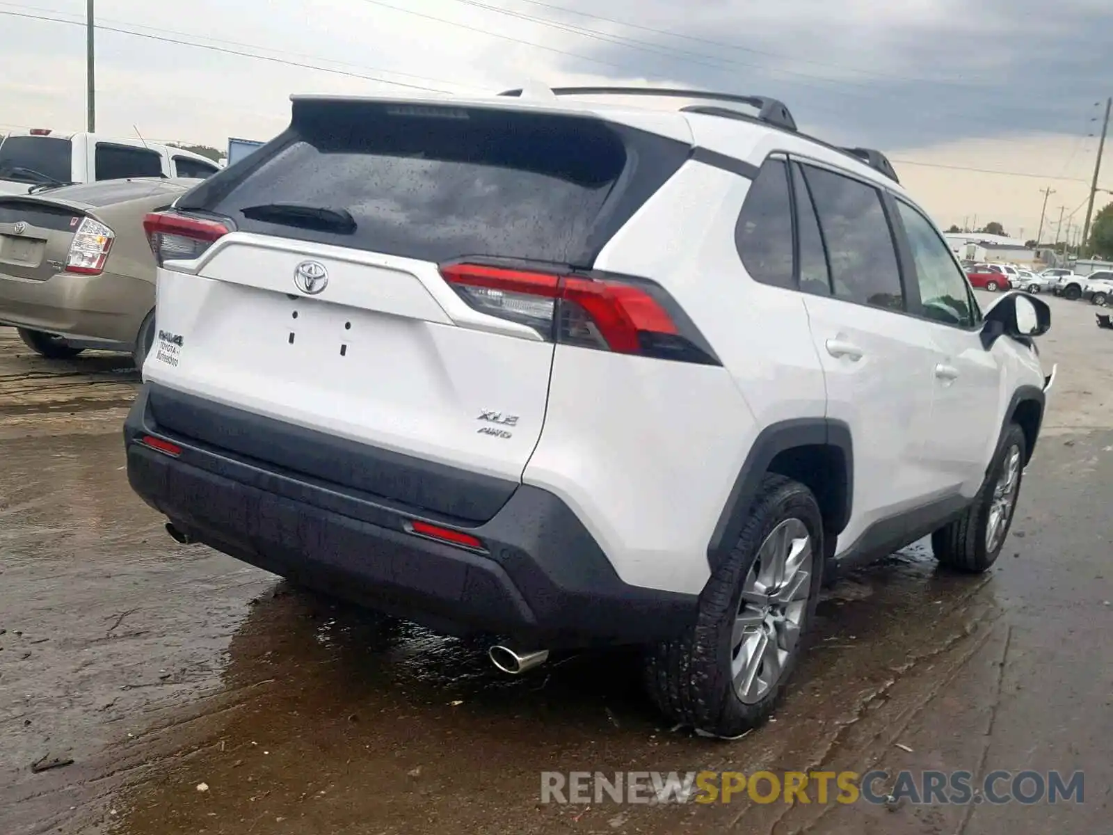 4 Photograph of a damaged car 2T3A1RFV0KC012125 TOYOTA RAV4 XLE P 2019