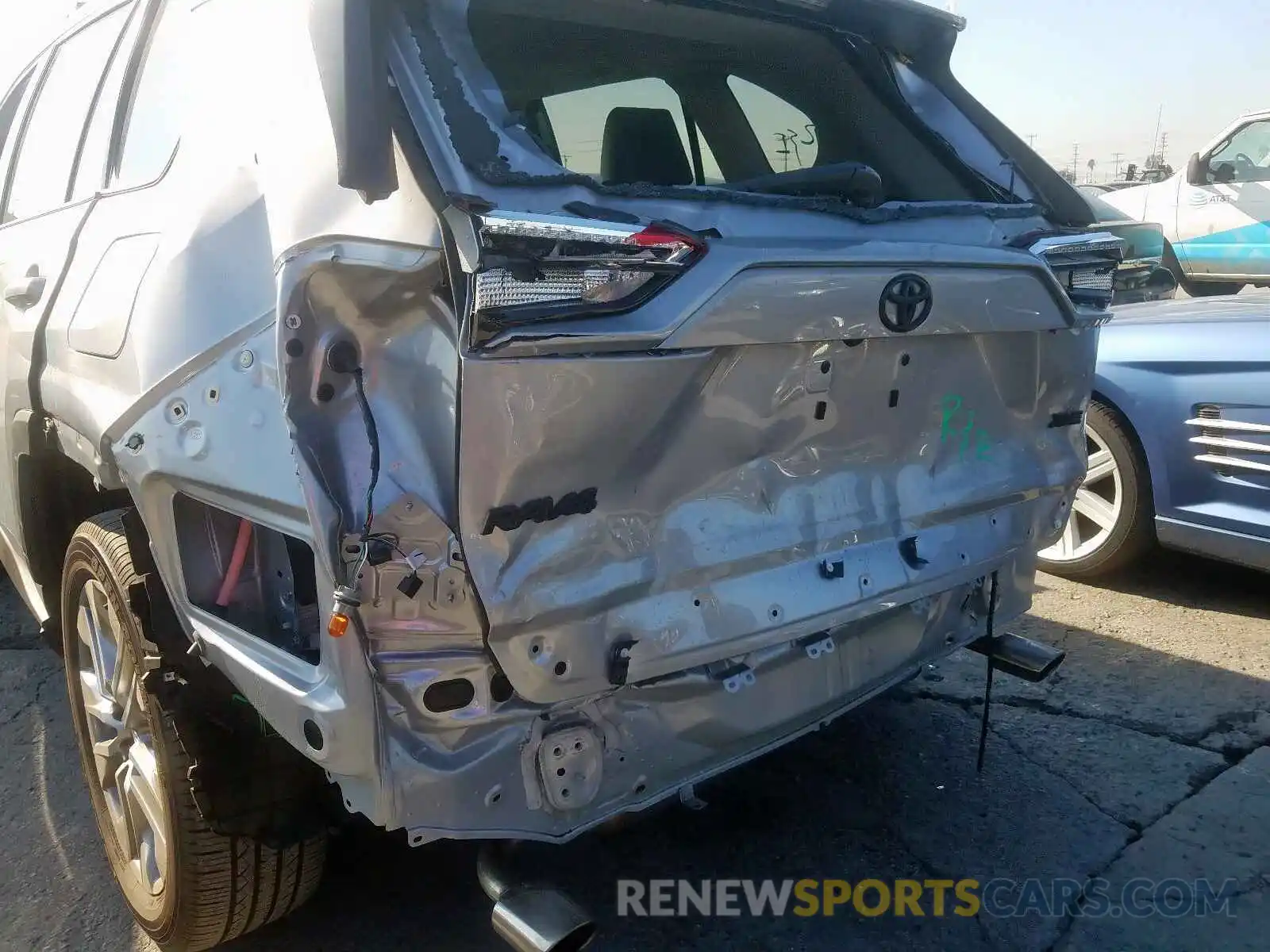 9 Photograph of a damaged car 2T3C1RFV3KW023885 TOYOTA RAV4 XLE P 2019