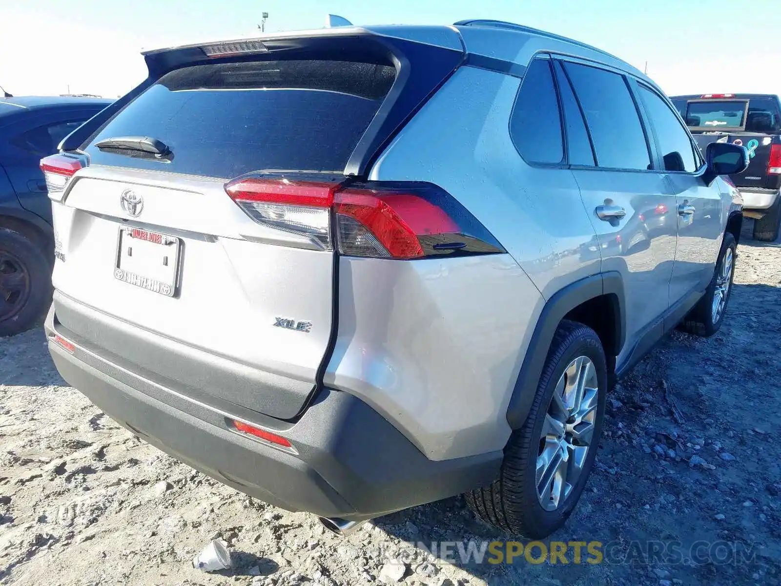 4 Photograph of a damaged car 2T3C1RFV5KC002585 TOYOTA RAV4 XLE P 2019