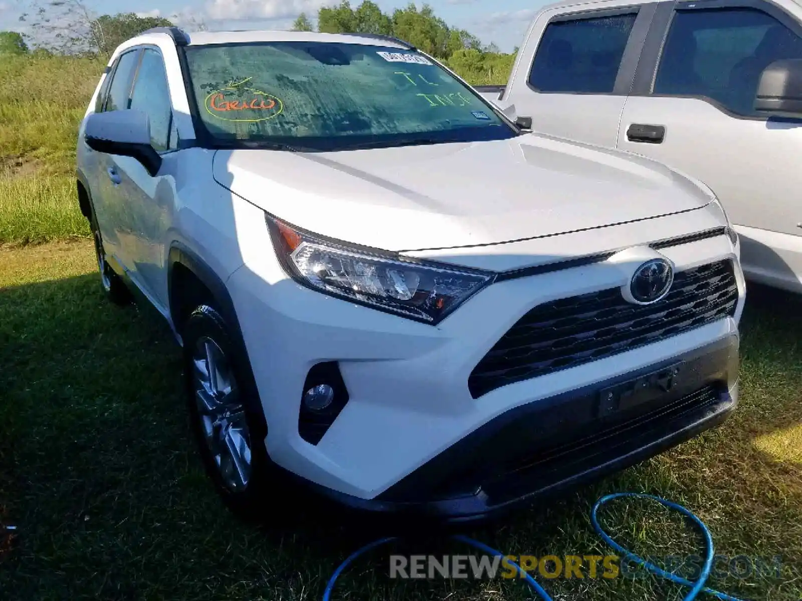 1 Photograph of a damaged car 2T3C1RFV8KW001042 TOYOTA RAV4 XLE P 2019