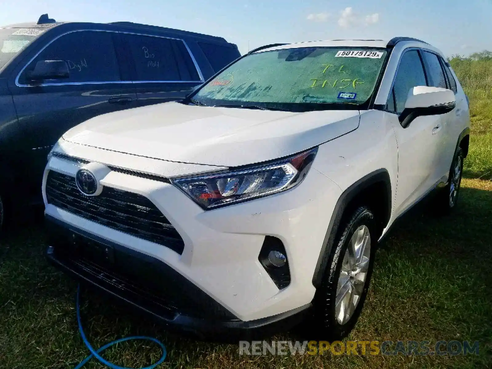 2 Photograph of a damaged car 2T3C1RFV8KW001042 TOYOTA RAV4 XLE P 2019