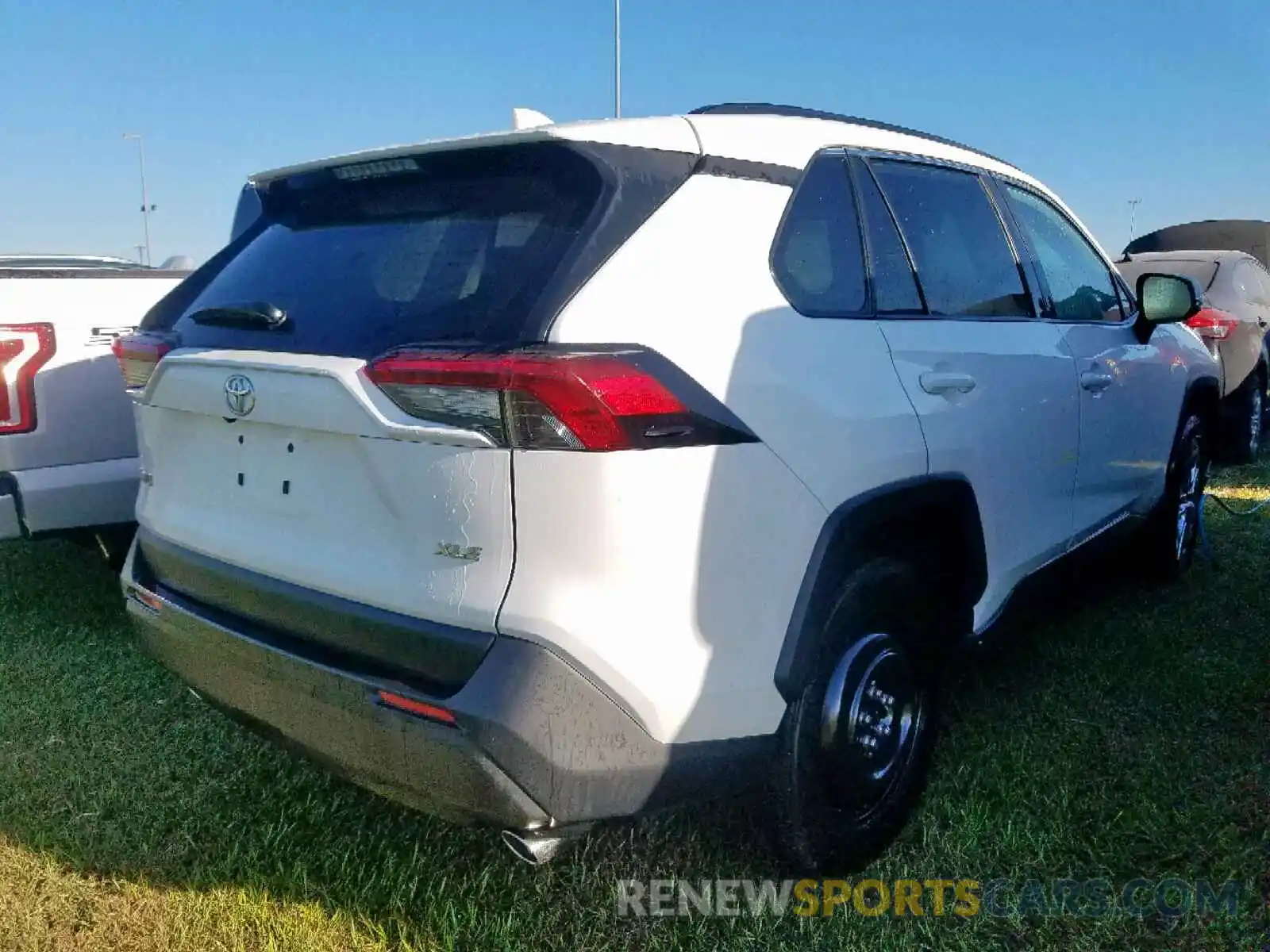 4 Photograph of a damaged car 2T3C1RFV8KW001042 TOYOTA RAV4 XLE P 2019