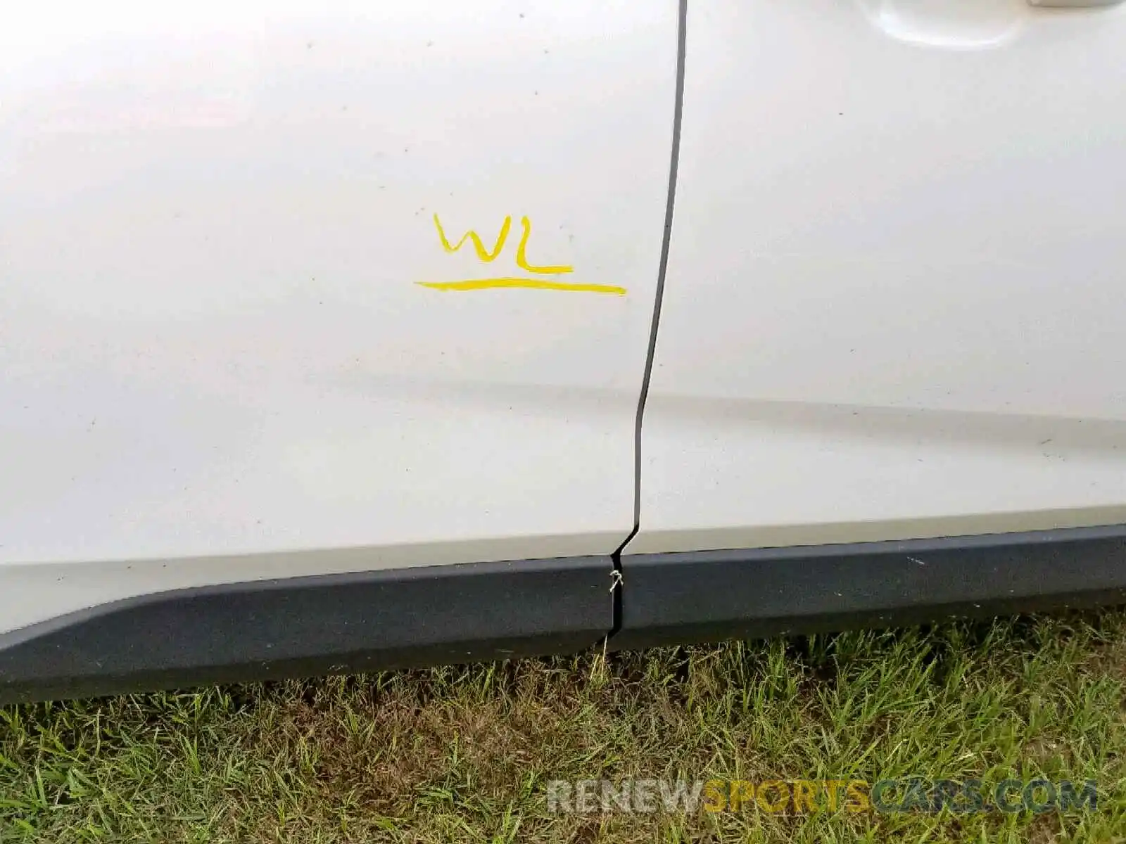 9 Photograph of a damaged car 2T3C1RFV8KW001042 TOYOTA RAV4 XLE P 2019