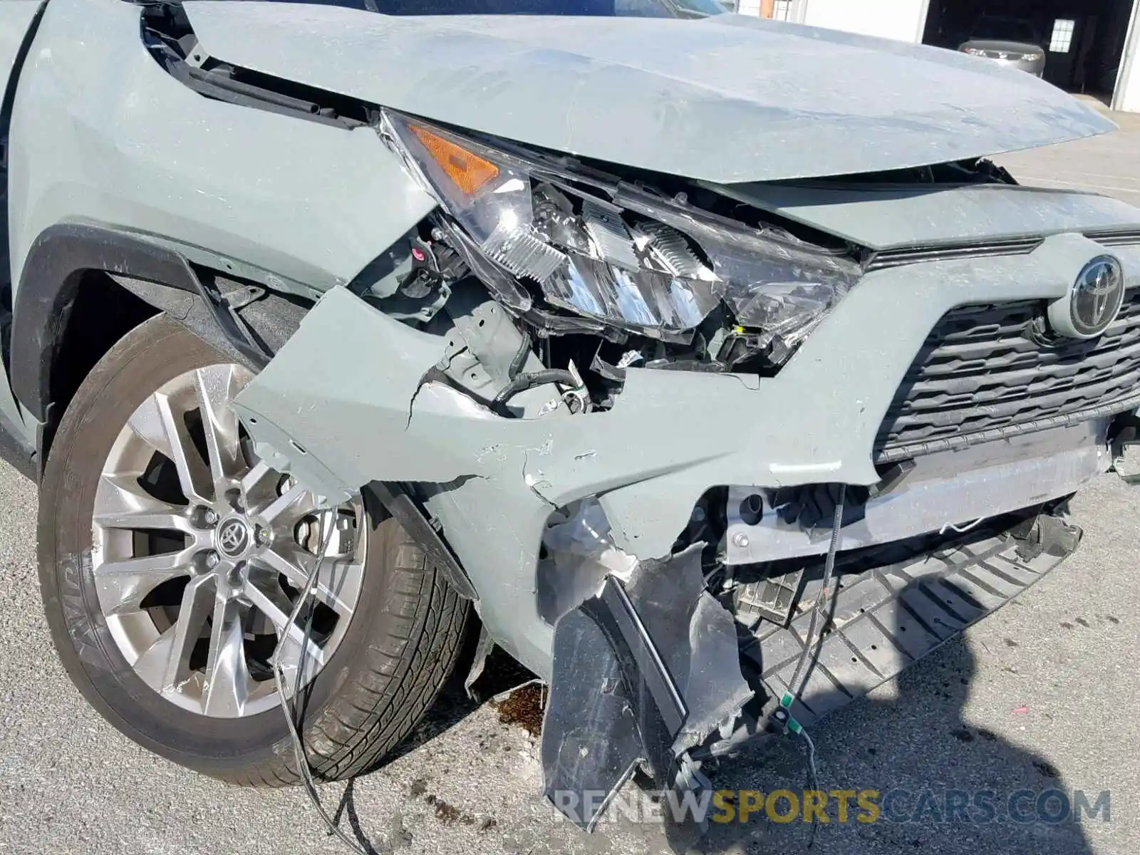 9 Photograph of a damaged car JTMA1RFV2KD014079 TOYOTA RAV4 XLE P 2019