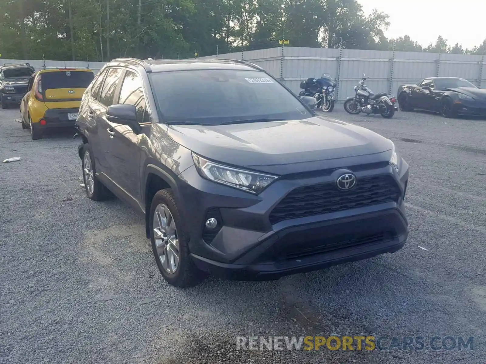 1 Фотография поврежденного автомобиля JTMC1RFV6KD506087 TOYOTA RAV4 XLE P 2019