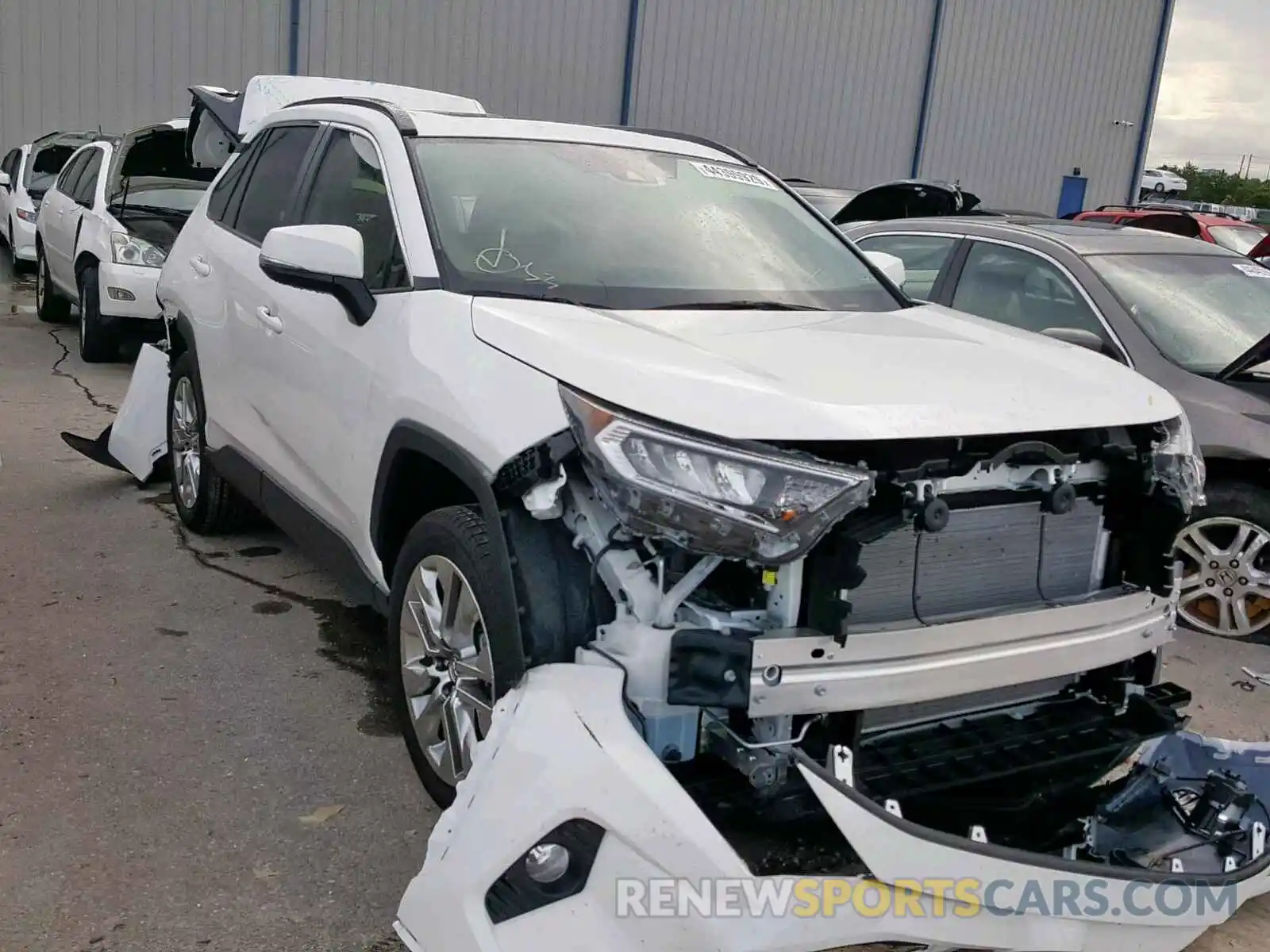 1 Фотография поврежденного автомобиля JTMC1RFV8KD010501 TOYOTA RAV4 XLE P 2019