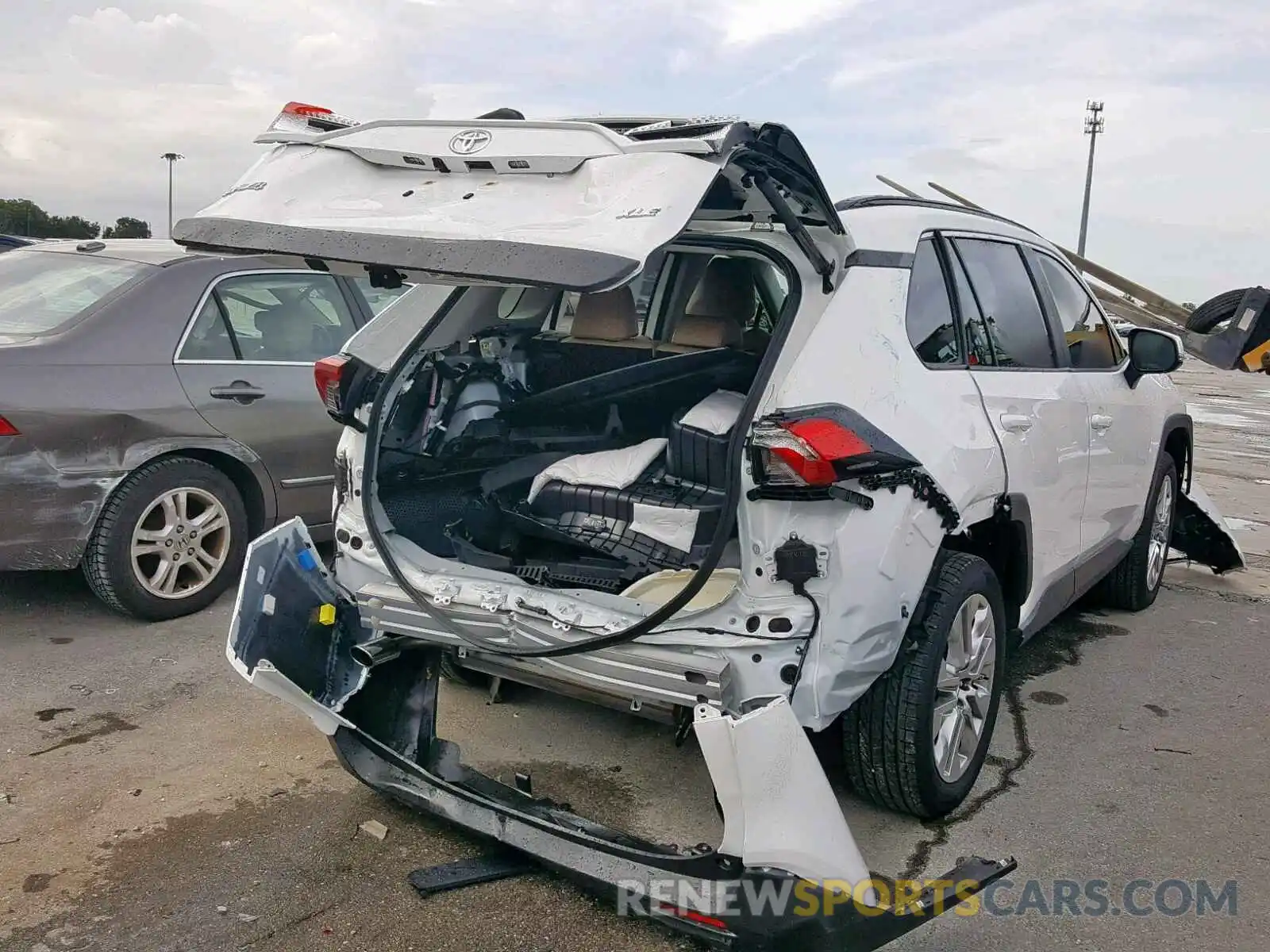 4 Photograph of a damaged car JTMC1RFV8KD010501 TOYOTA RAV4 XLE P 2019