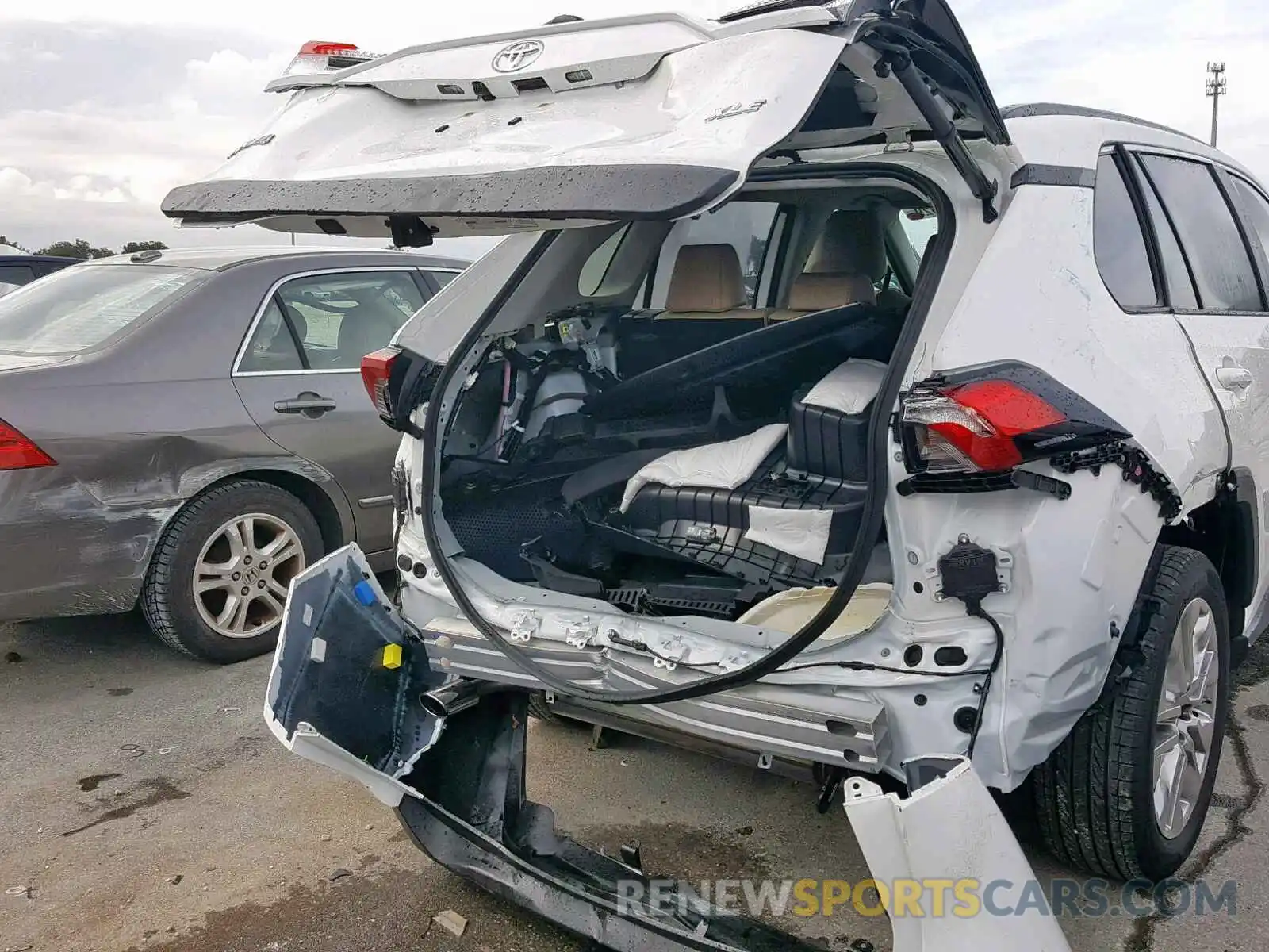 9 Photograph of a damaged car JTMC1RFV8KD010501 TOYOTA RAV4 XLE P 2019