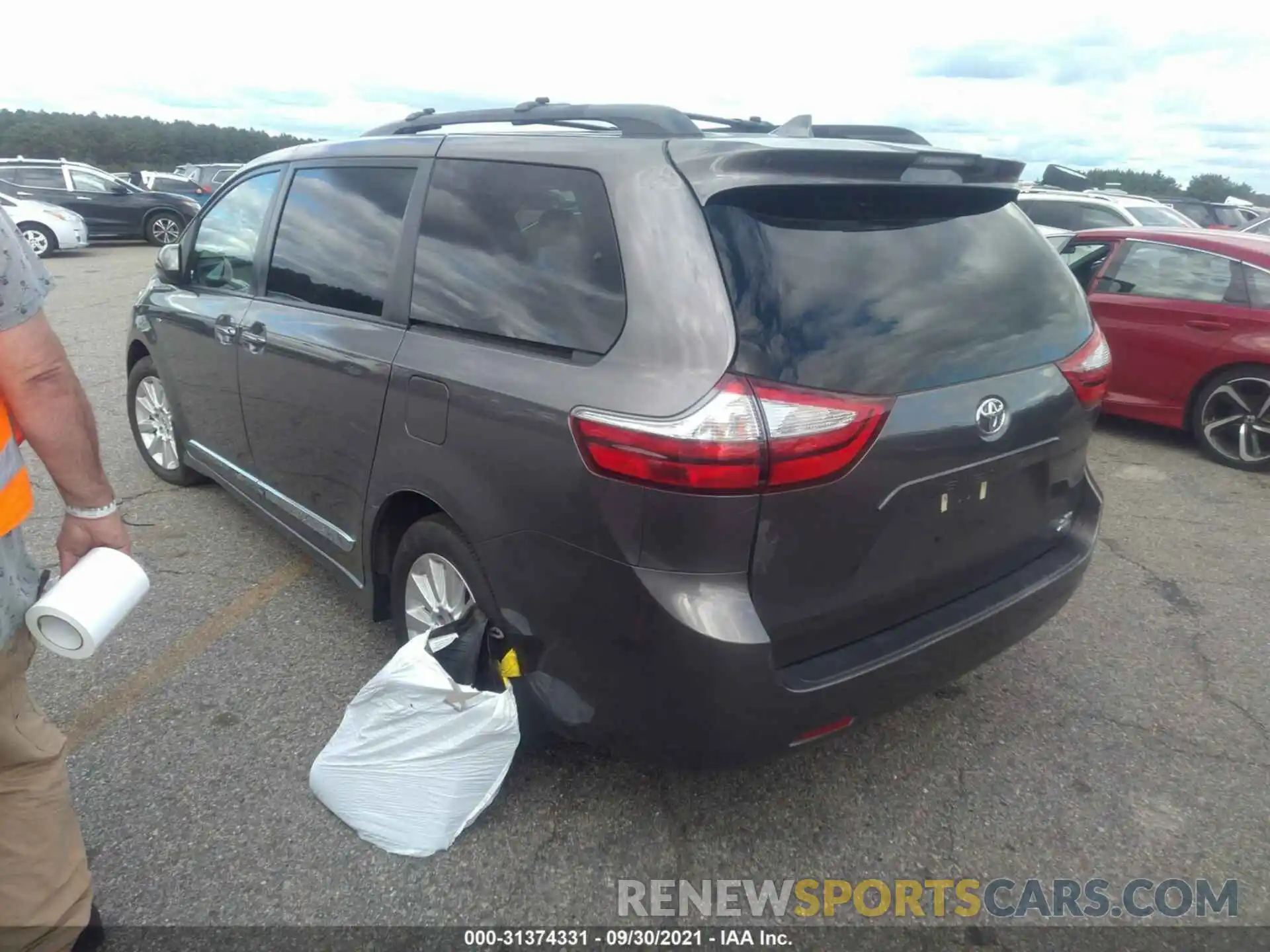 3 Photograph of a damaged car 5TDDZ3DC0KS212832 TOYOTA SIENNA 2019