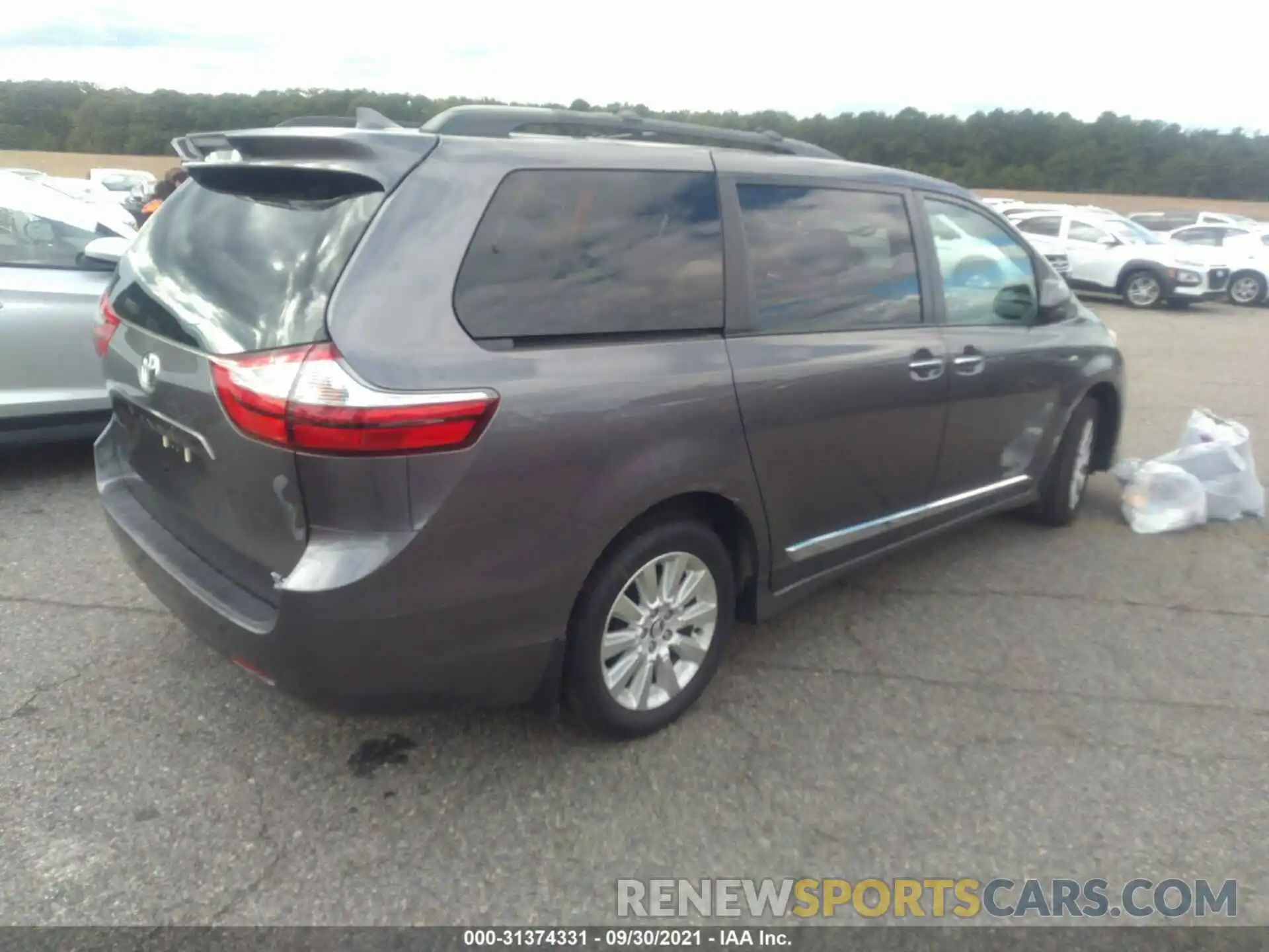 4 Photograph of a damaged car 5TDDZ3DC0KS212832 TOYOTA SIENNA 2019