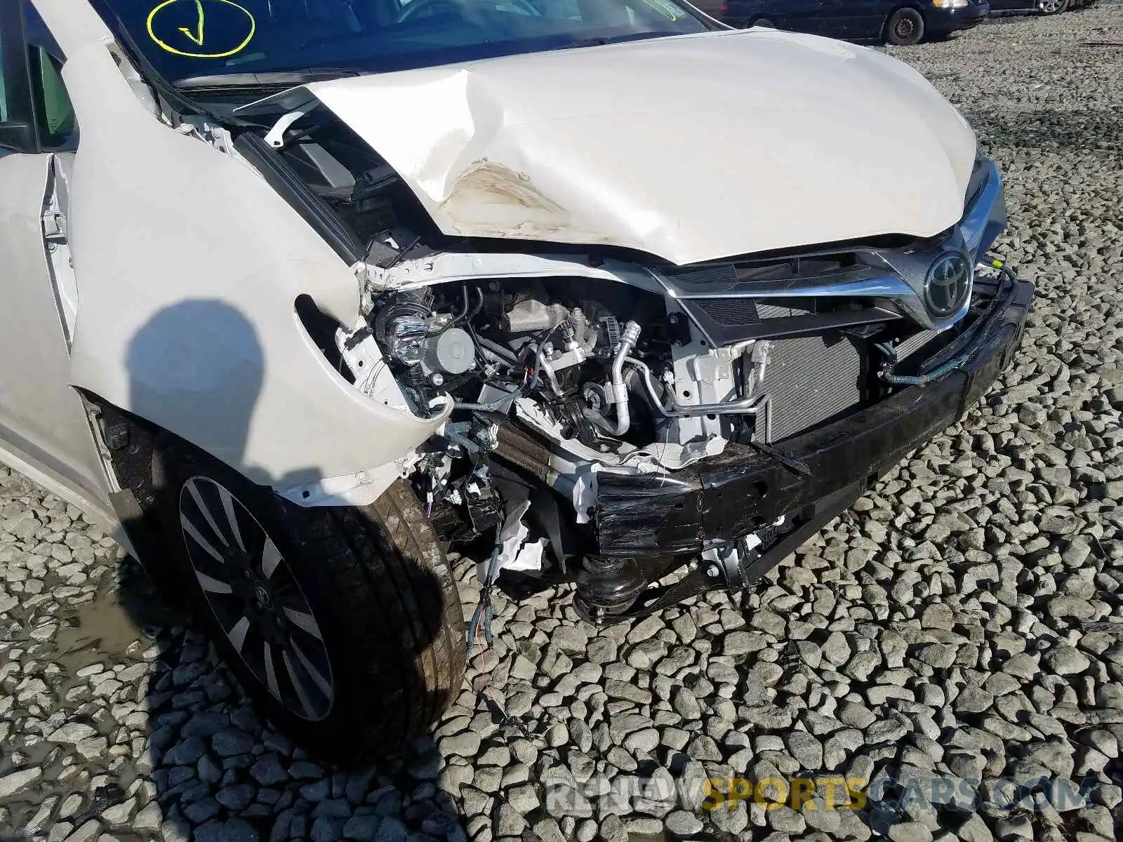 9 Photograph of a damaged car 5TDDZ3DC0KS216010 TOYOTA SIENNA 2019