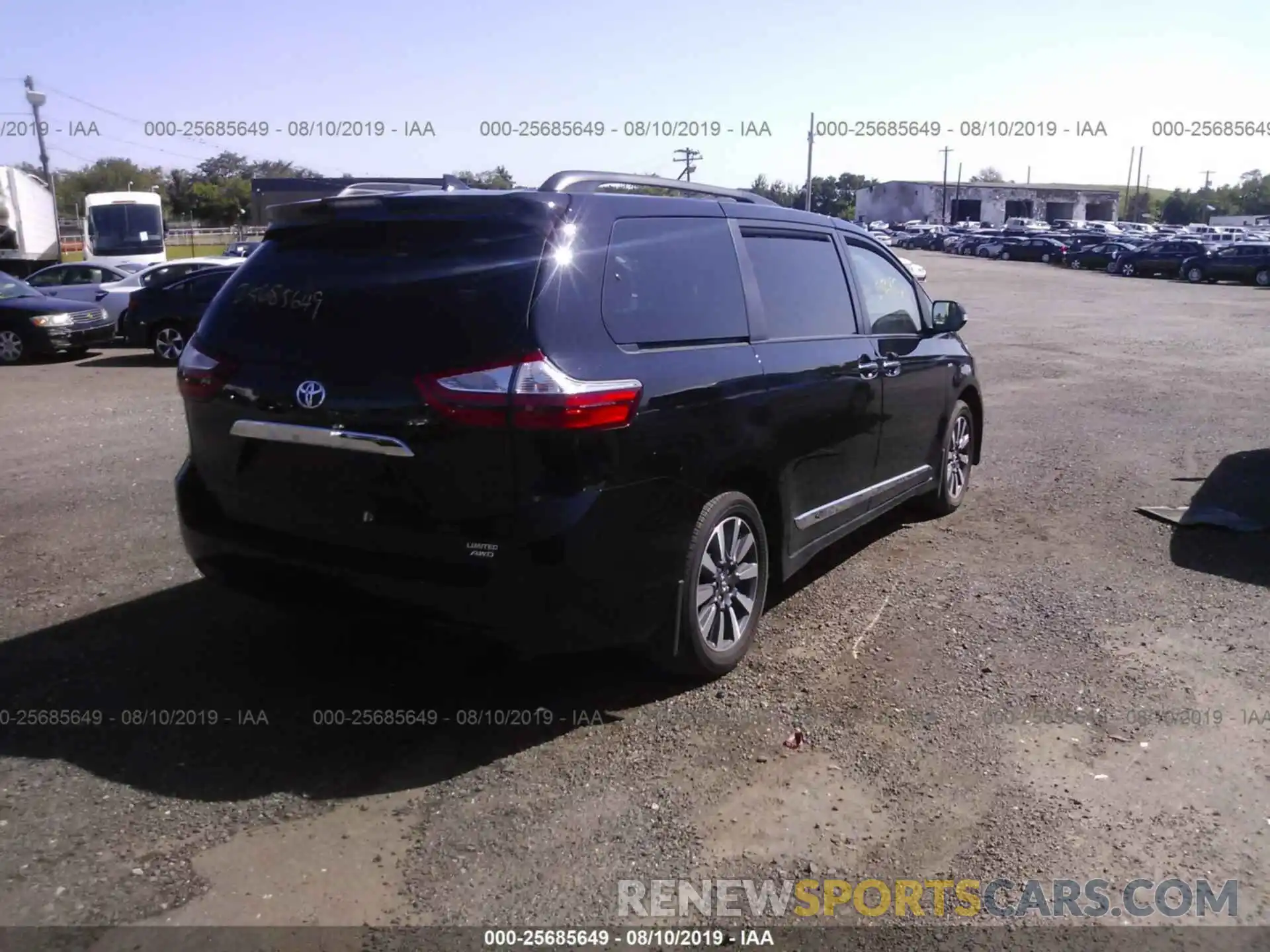 4 Photograph of a damaged car 5TDDZ3DC0KS218873 TOYOTA SIENNA 2019