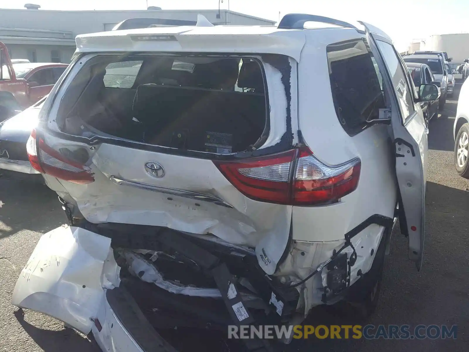 4 Photograph of a damaged car 5TDDZ3DC0KS219327 TOYOTA SIENNA 2019