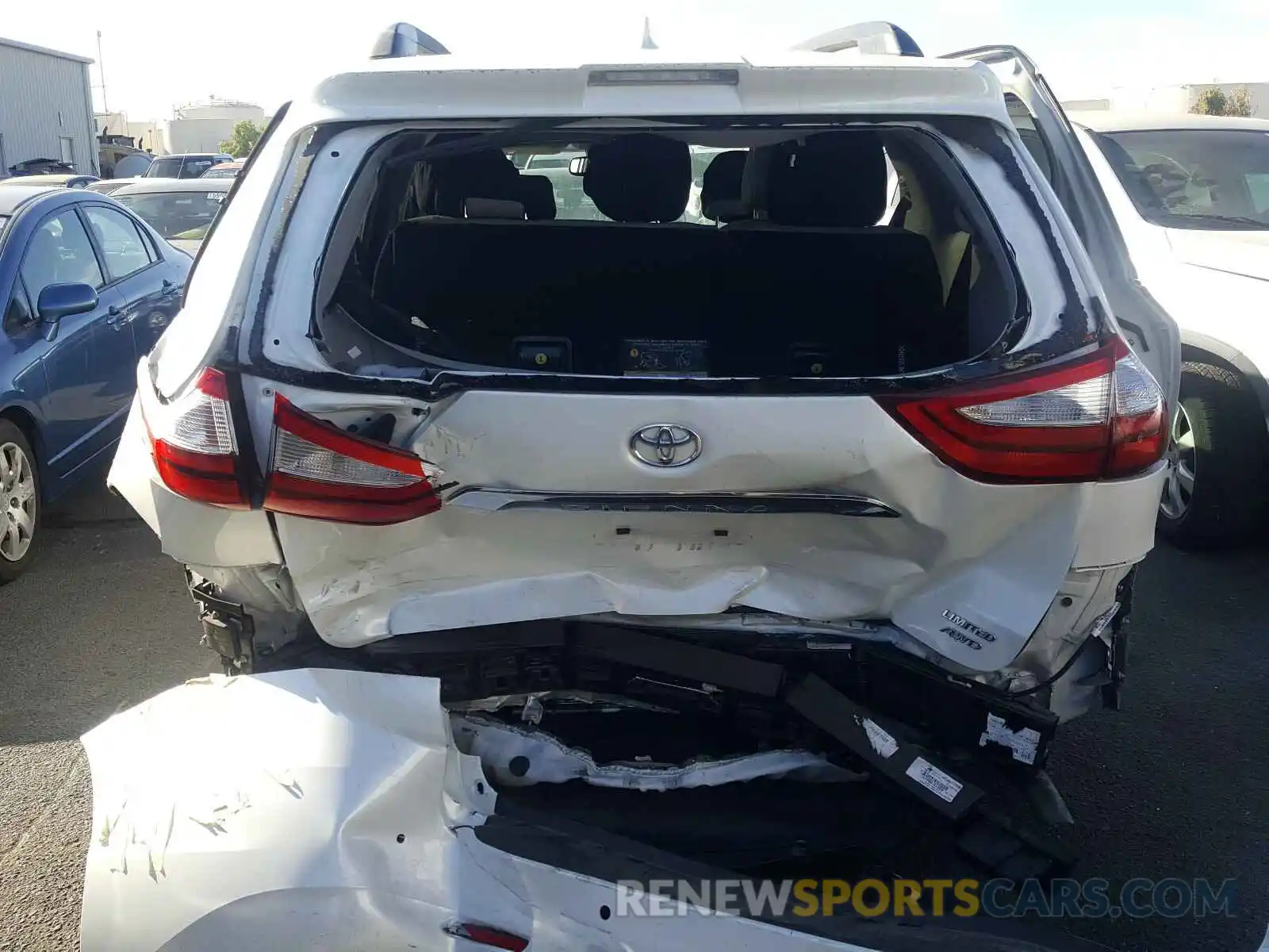 9 Photograph of a damaged car 5TDDZ3DC0KS219327 TOYOTA SIENNA 2019